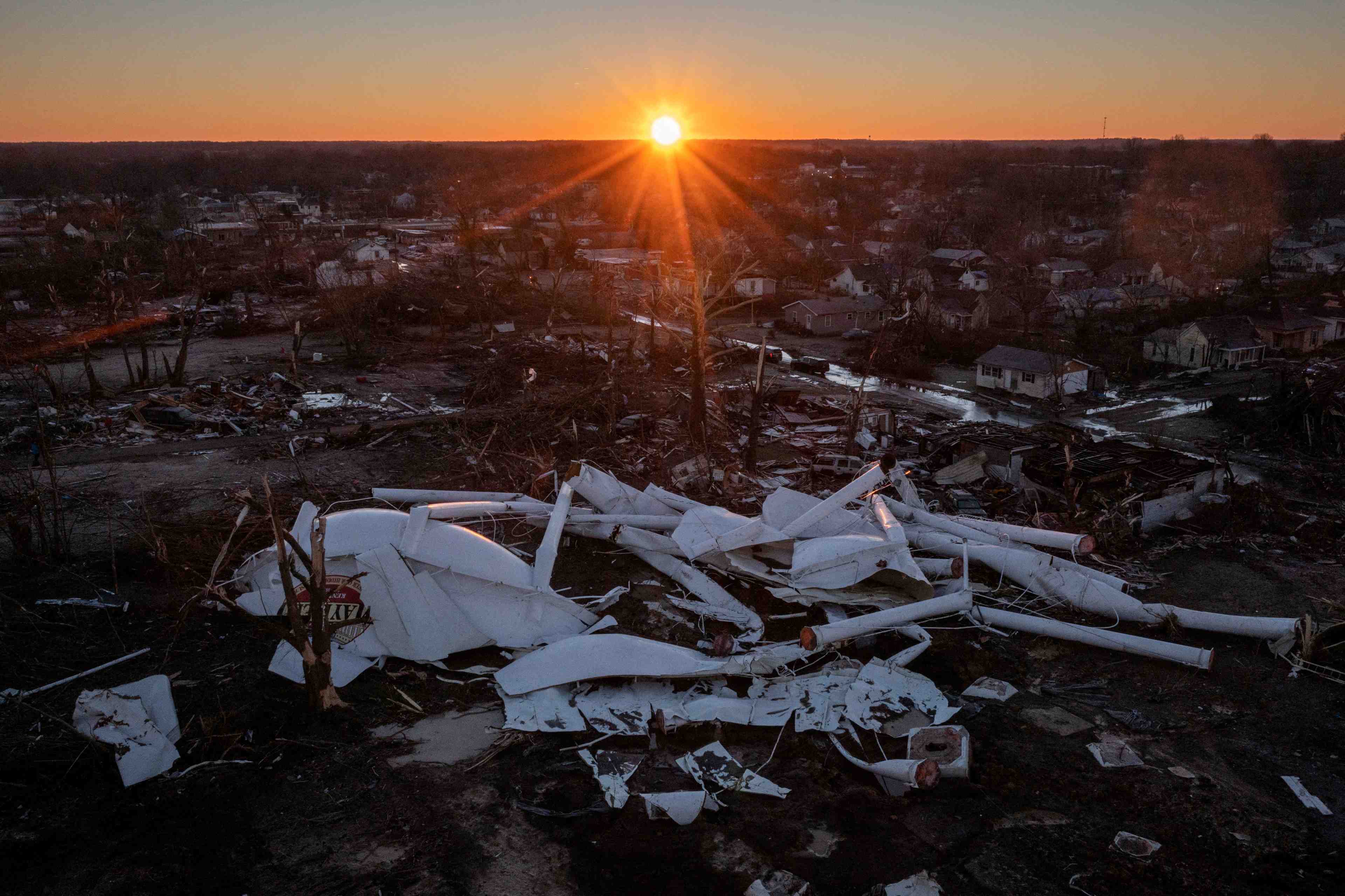 Etats-unis: le kentucky ramene le bilan des tornades a 64 morts