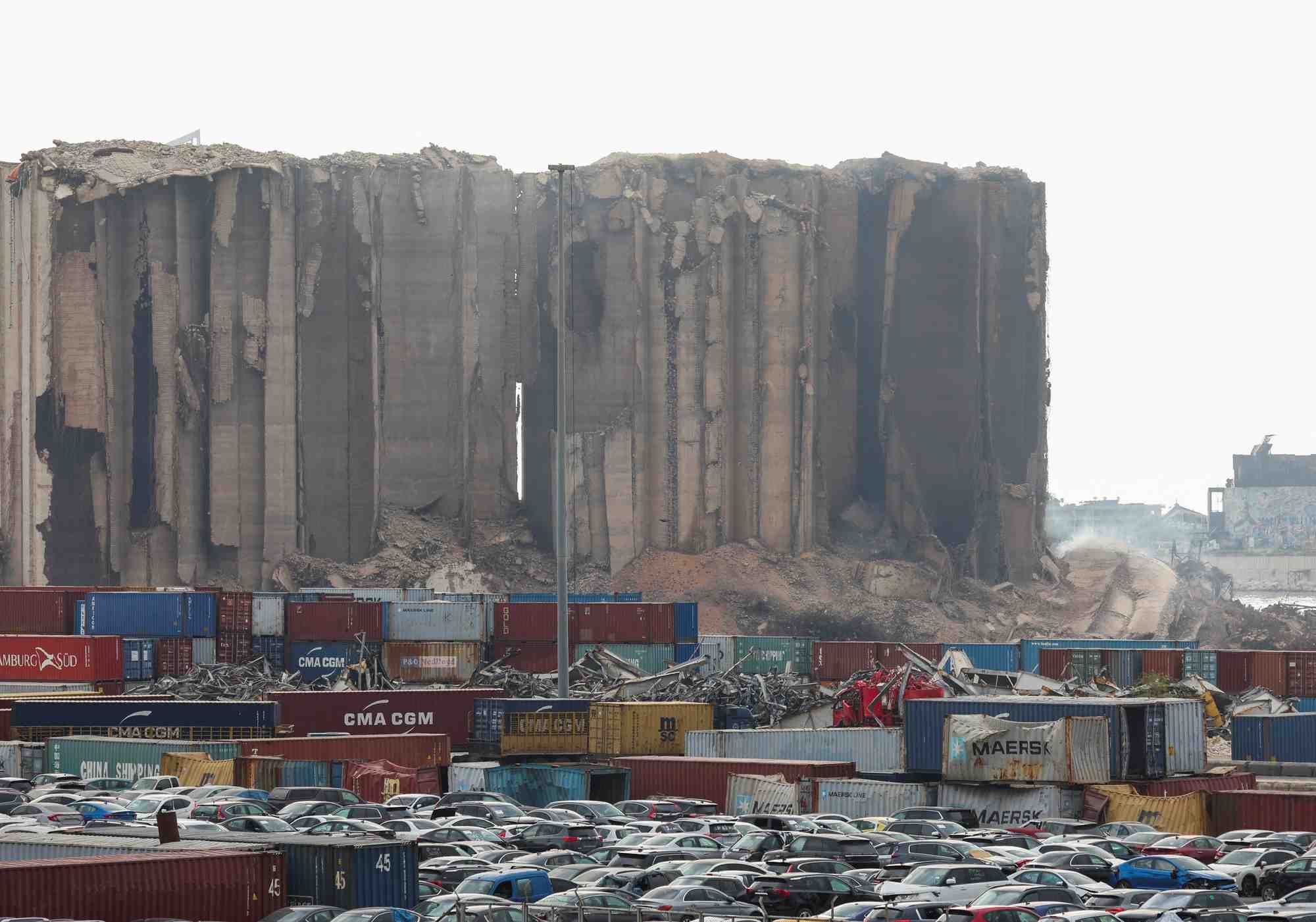 Une partie des silos du port de beyrouth s'effondre