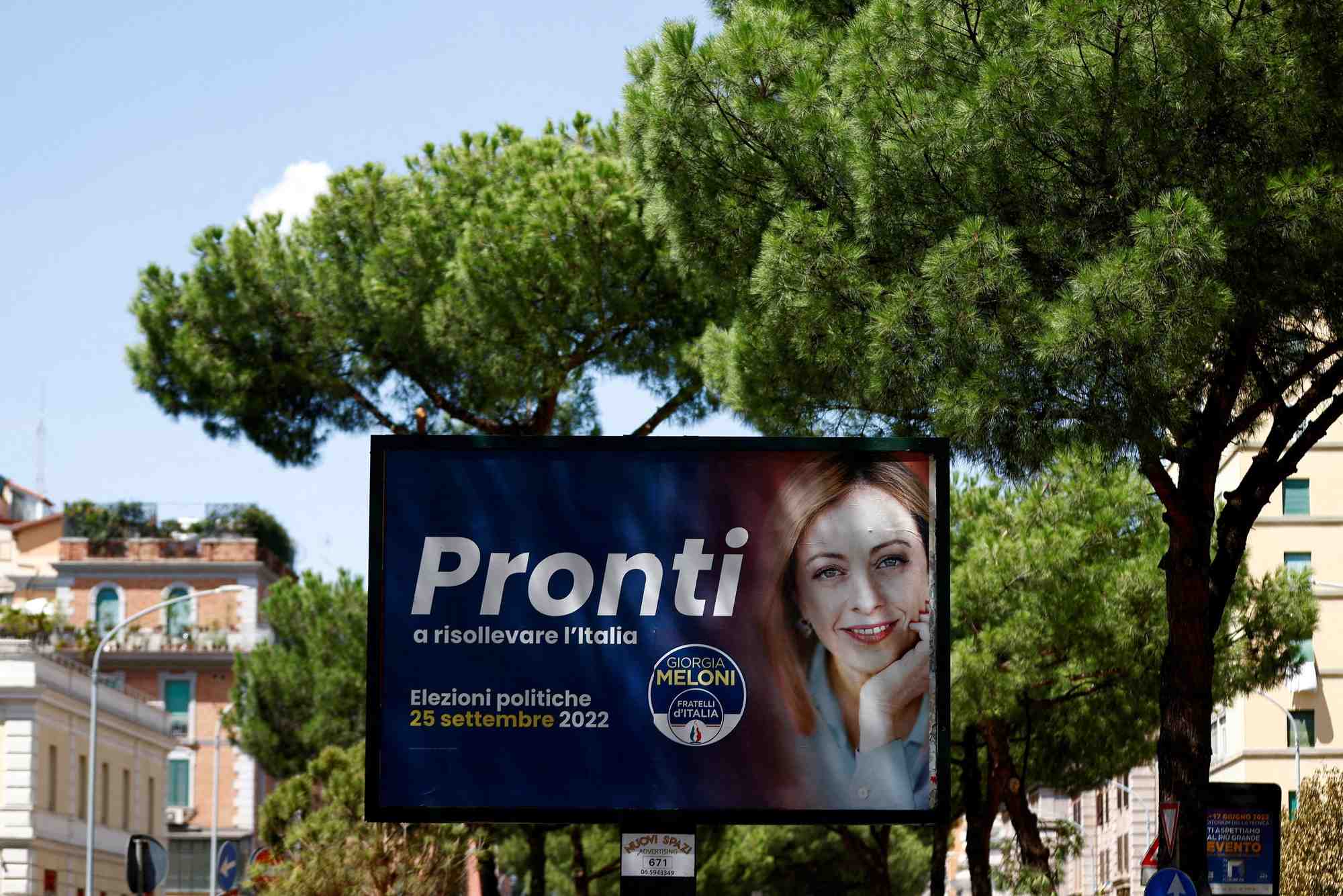 Une affiche de campagne electorale de giorgia meloni, leader du parti d'extreme droite freres d'italie, a rome