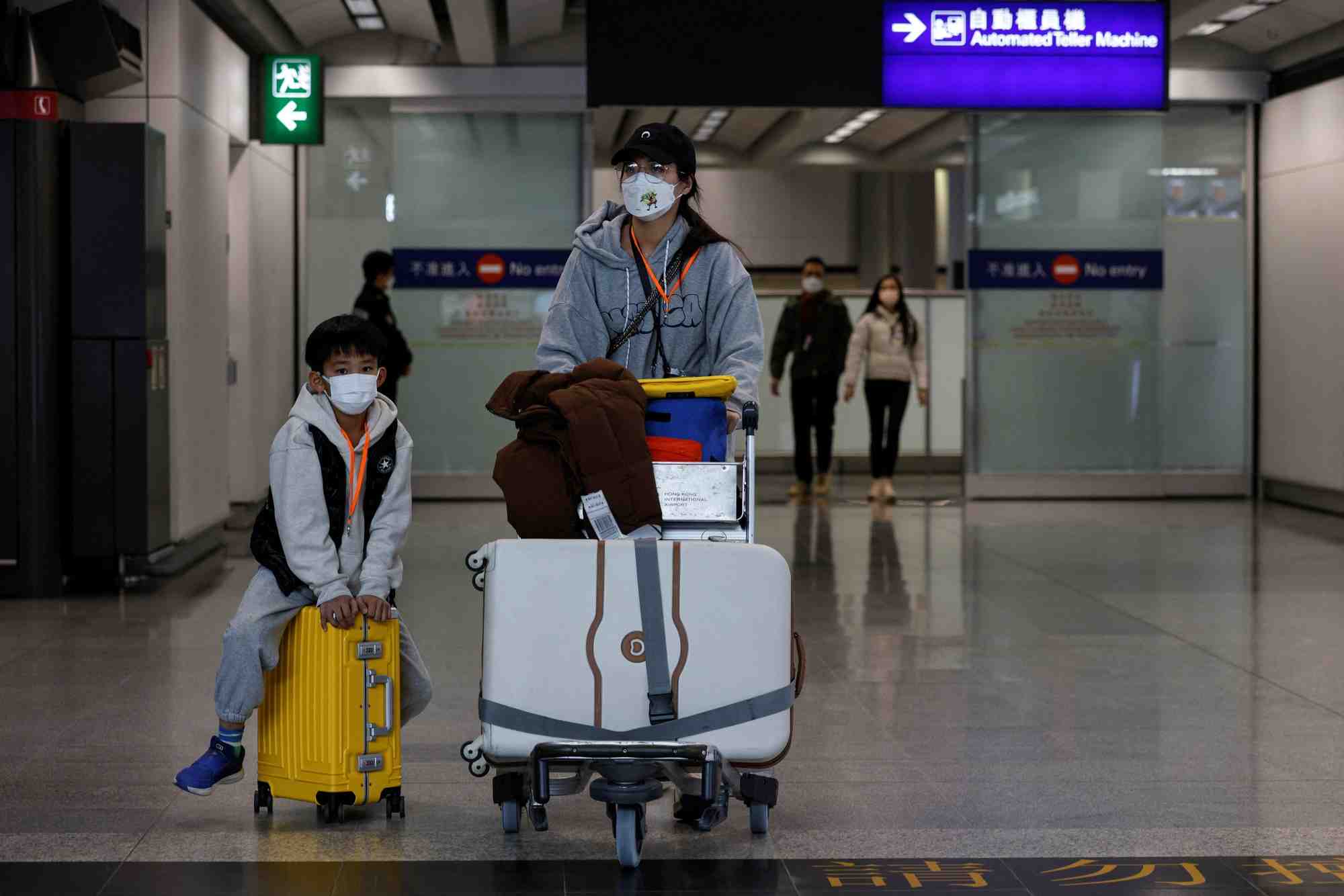 Aeroport international de hong kong apres la levee des controles de mouvements covid-19