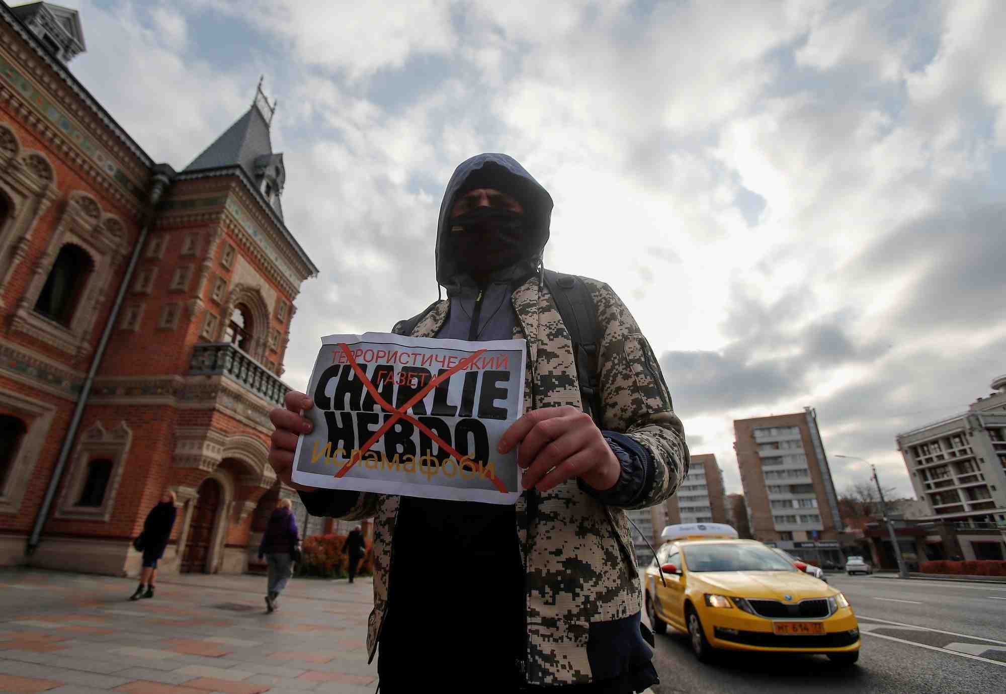 Un participant tient une pancarte lors d'une manifestation contre l'hebdomadaire satirique francais charlie hebdo a moscou
