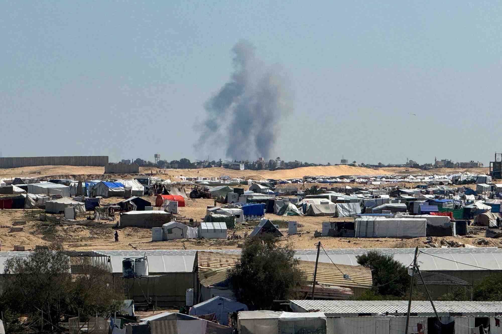 De la fumee lors d'une operation israelienne a khan younis