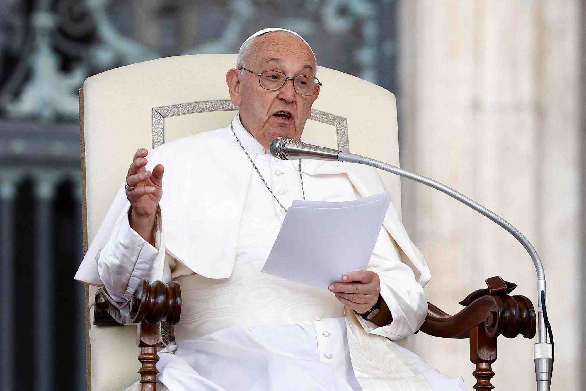 Le pape francois assiste a l'audience generale hebdomadaire, place saint-pierre, au vatican