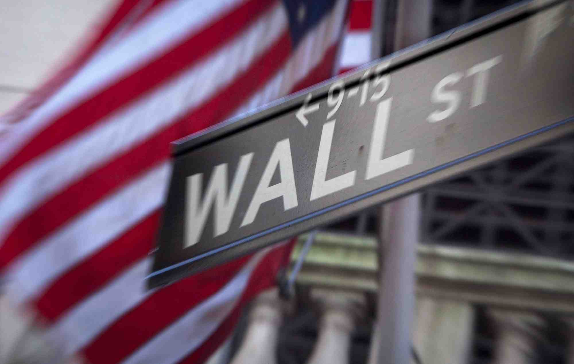 Un panneau wall street devant la bourse de new york