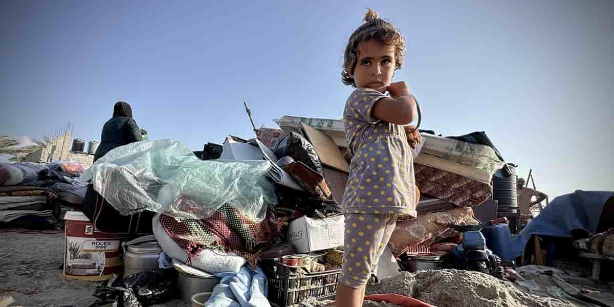 Enfant palestinienne sur un campement dévasté à Khan Younès, Gaza, le 10 septembre.