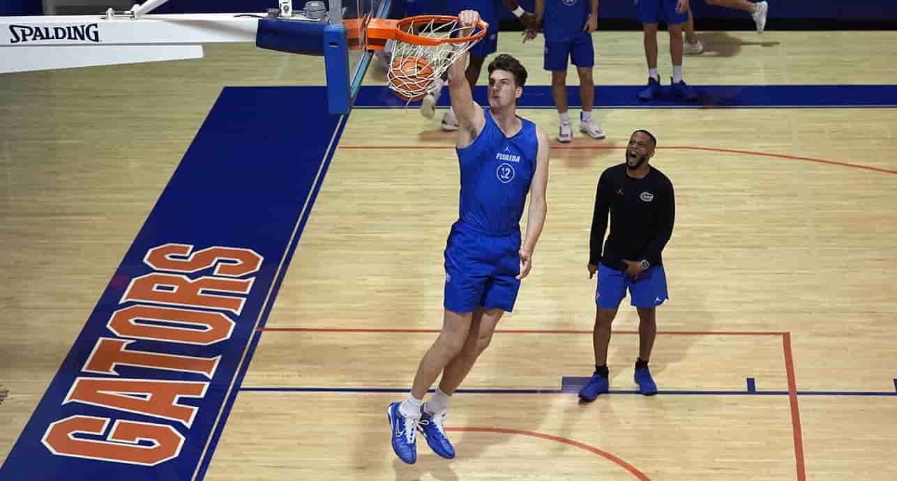 Olivier Rioux, 19 ans, mesure 2,36 mètres.