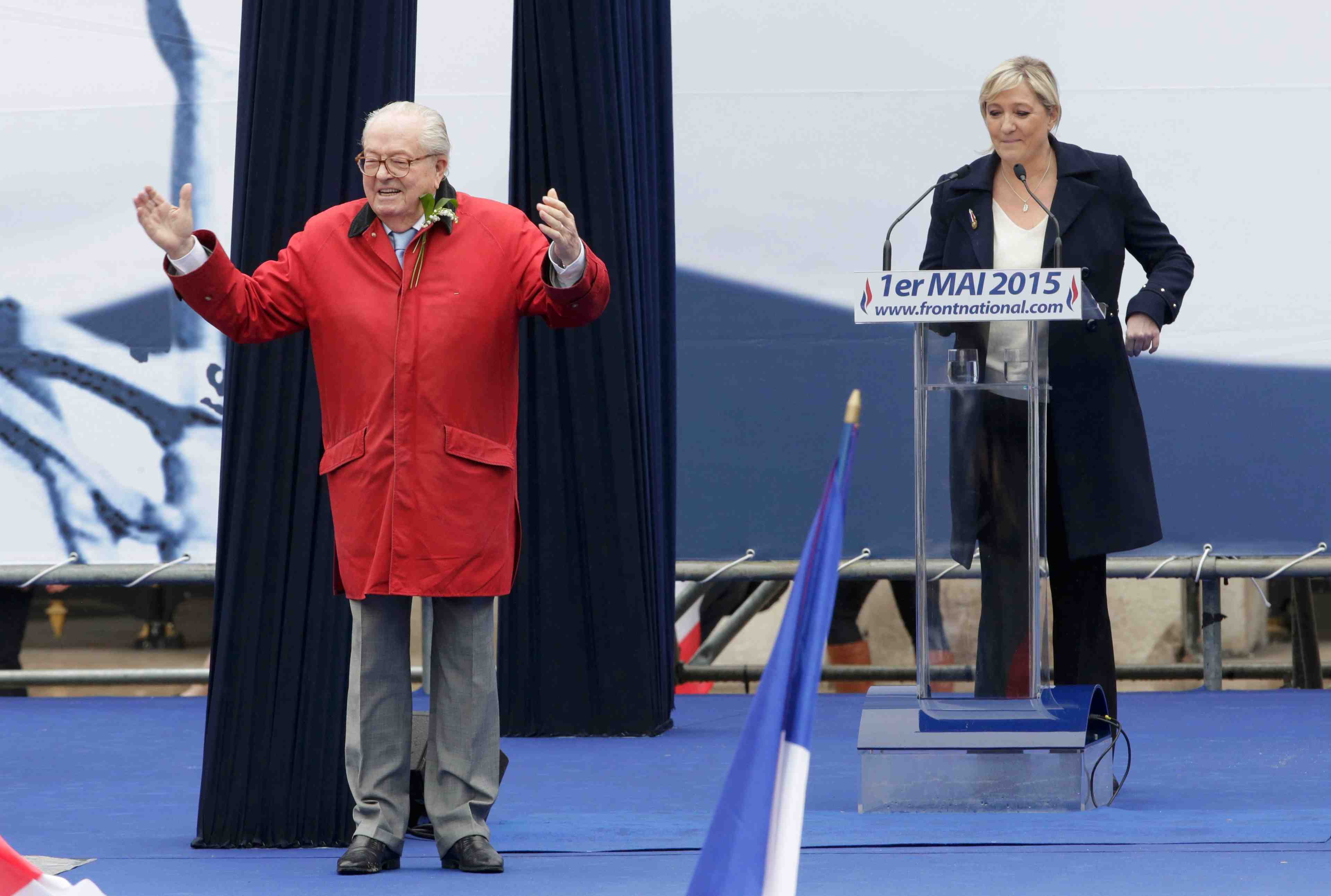 Jean-marie le pen s'invite a la tribune avant le discours de sa fille