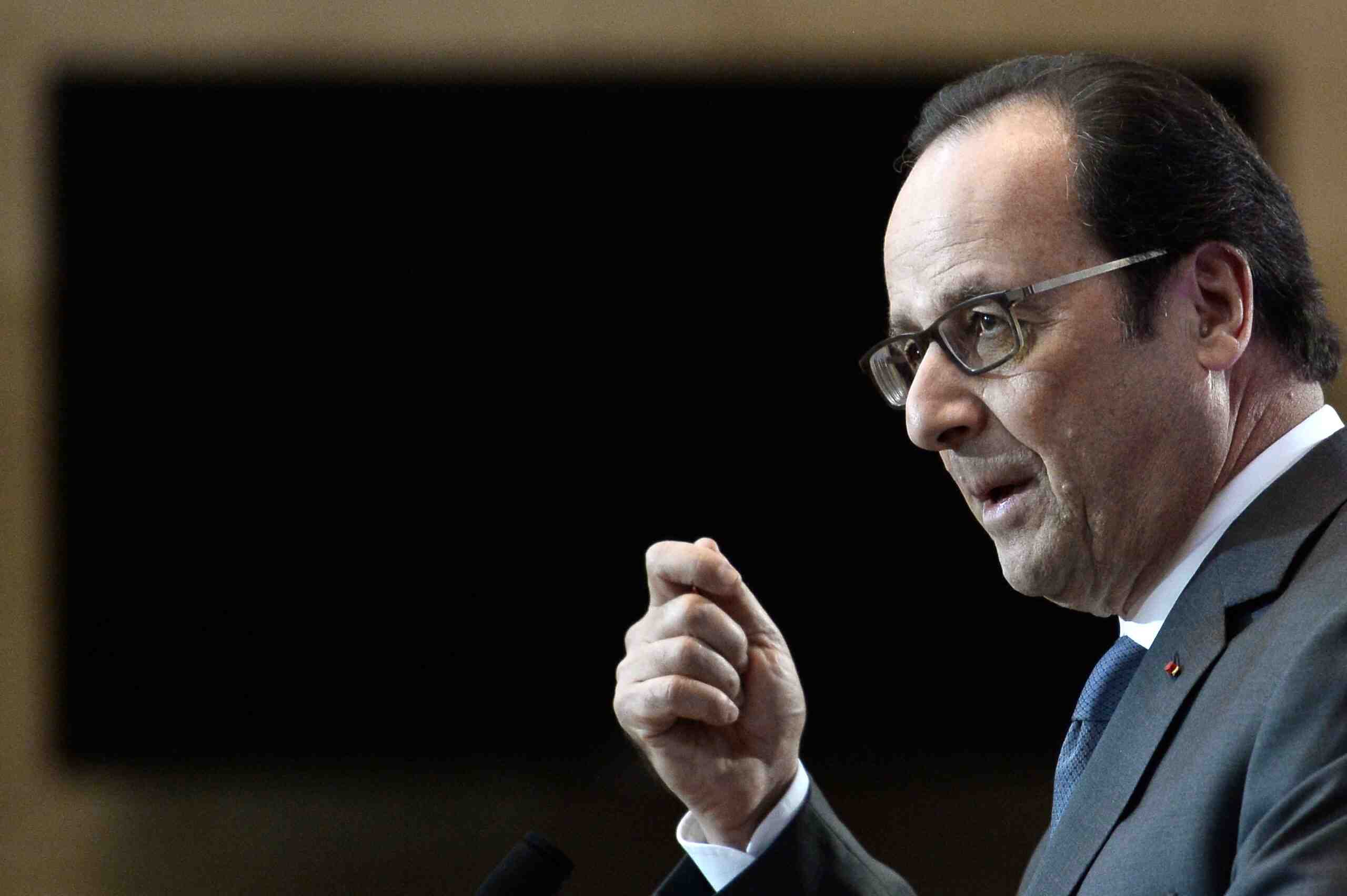 Hollande prone le long terme et le rassemblement