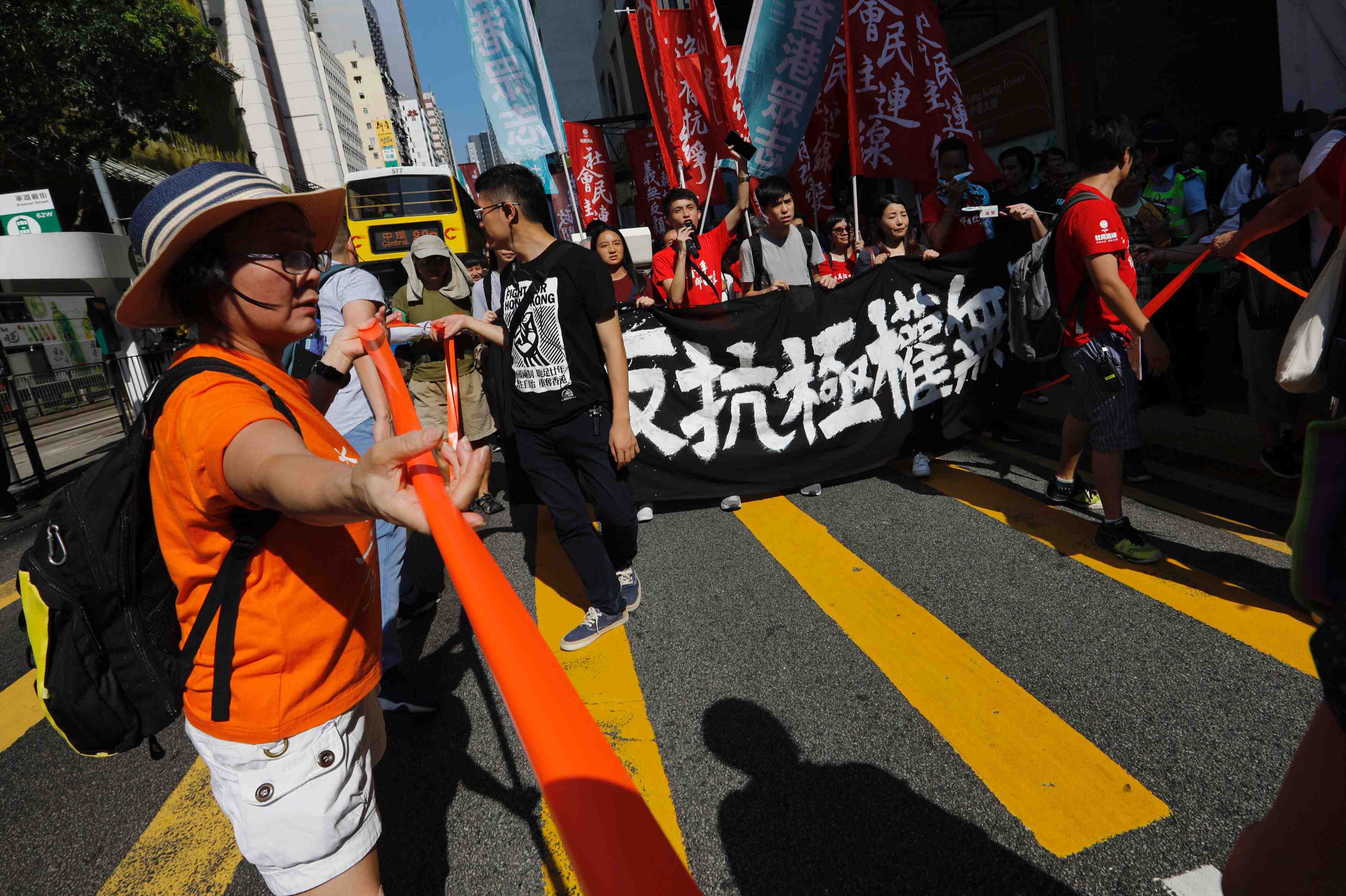 Manifestation a hong kong apres la condamnation de trois chefs de file de la contestation