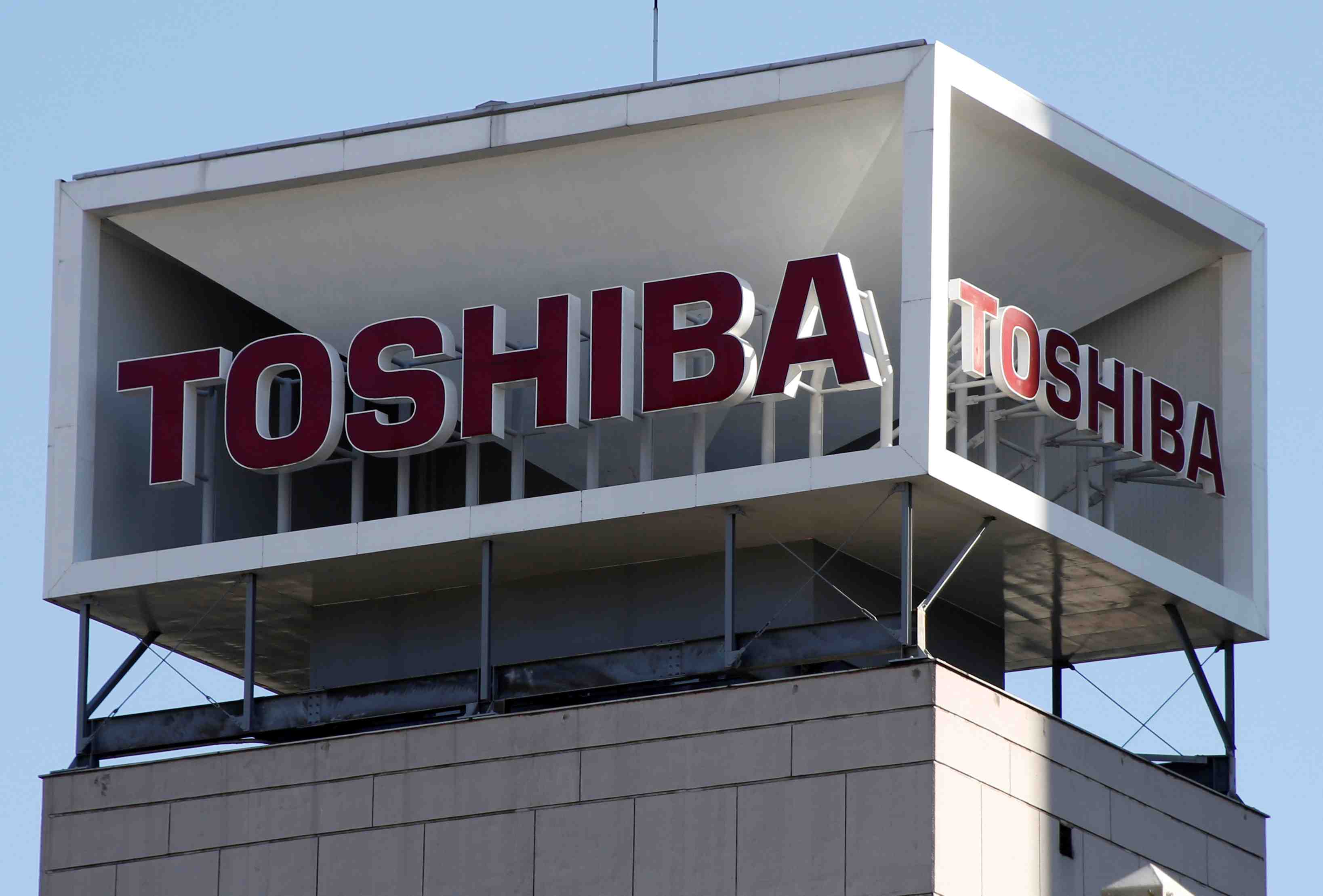 Toshiba invite par son 2e actionnaire a solliciter des pretendants