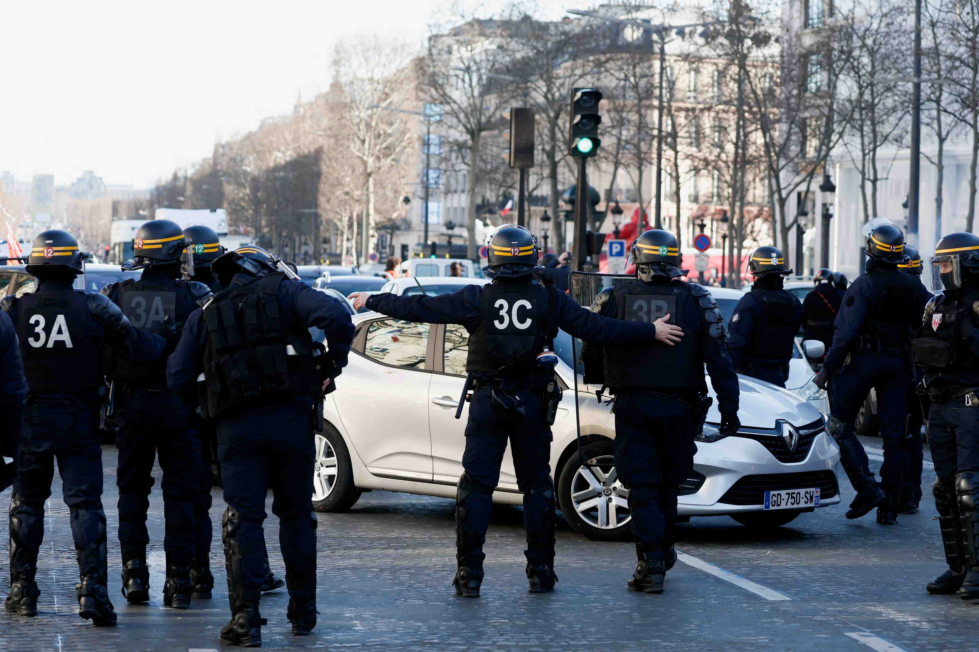 Les forces de l'ordre tirent des grenades lacrymogenes a l'arc de triomphe