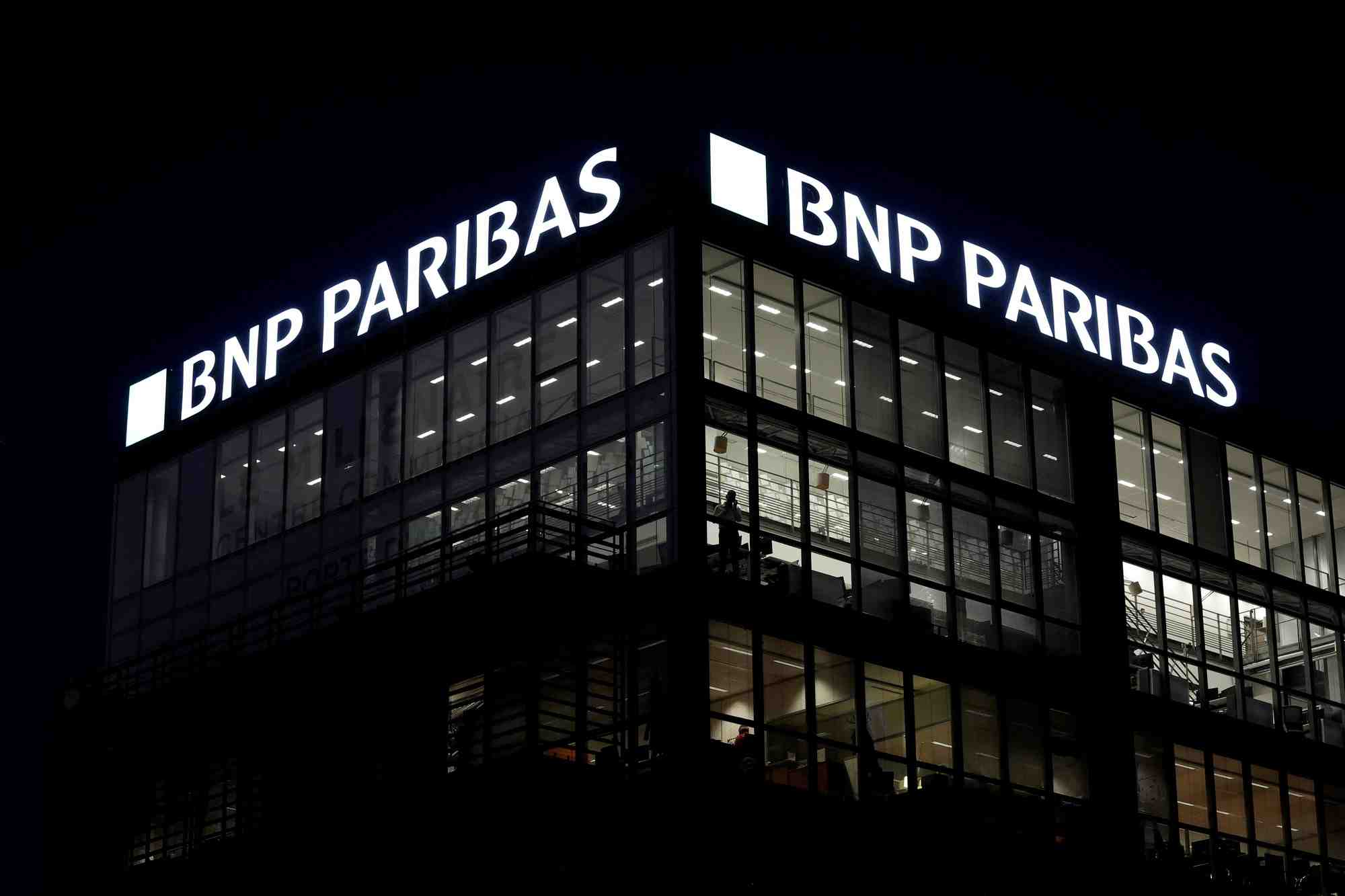 Le logo de bnp paribas sur une agence bancaire a paris