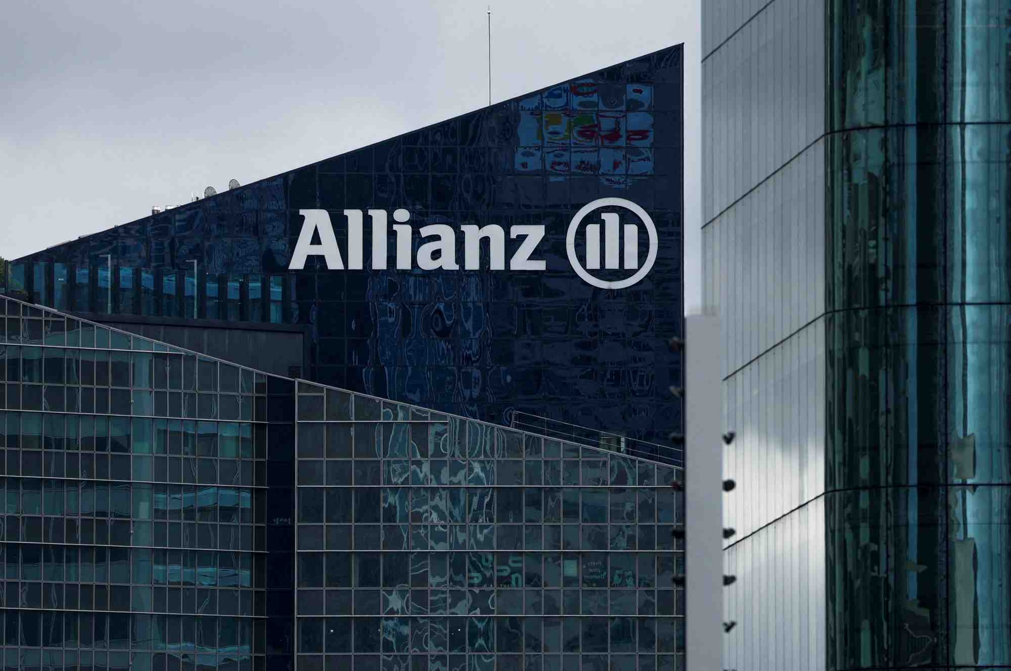 Logo d'allianz sur un batiment de la defense