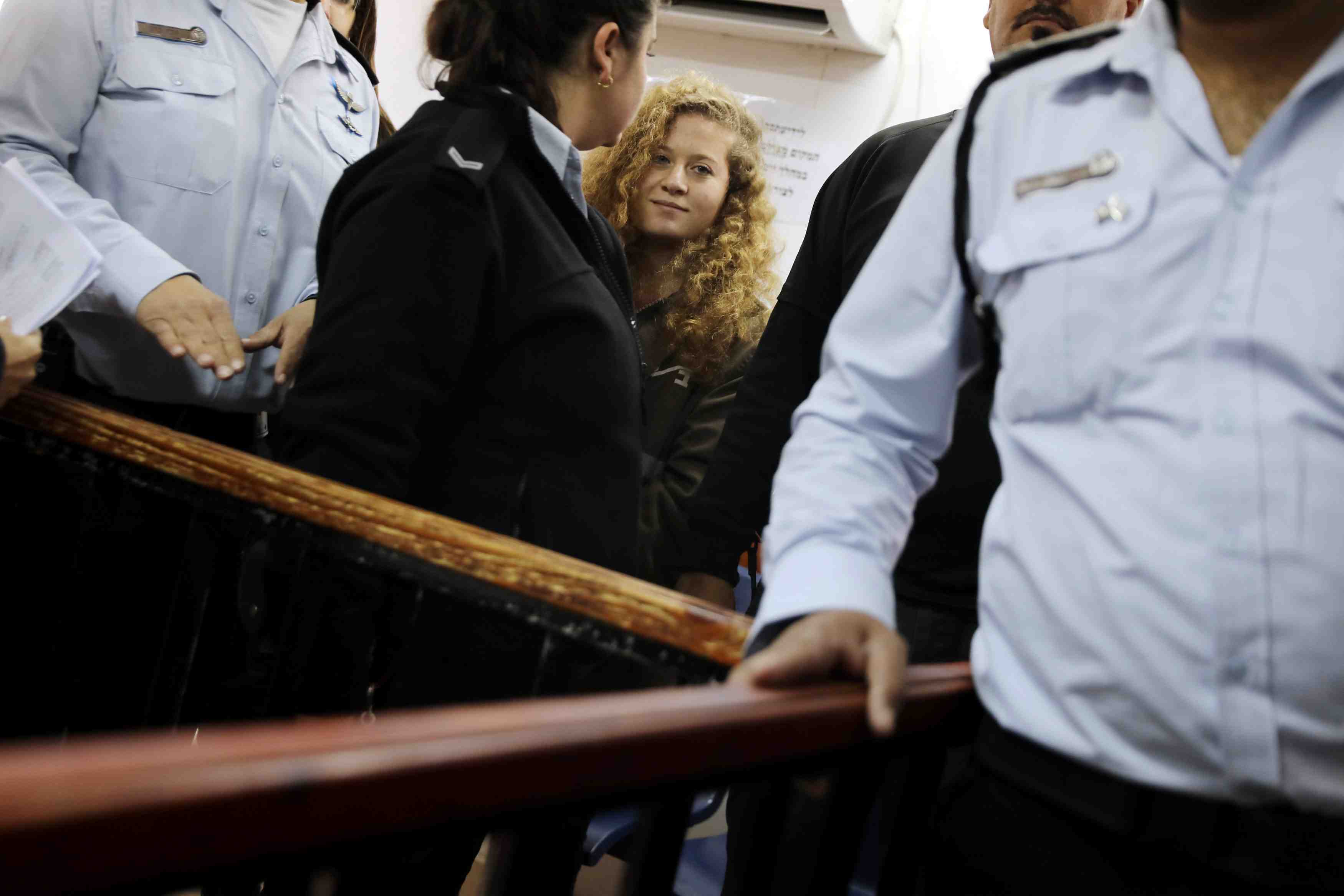 Une palestinienne de 17 ans jugee pour avoir frappe des soldats israeliens