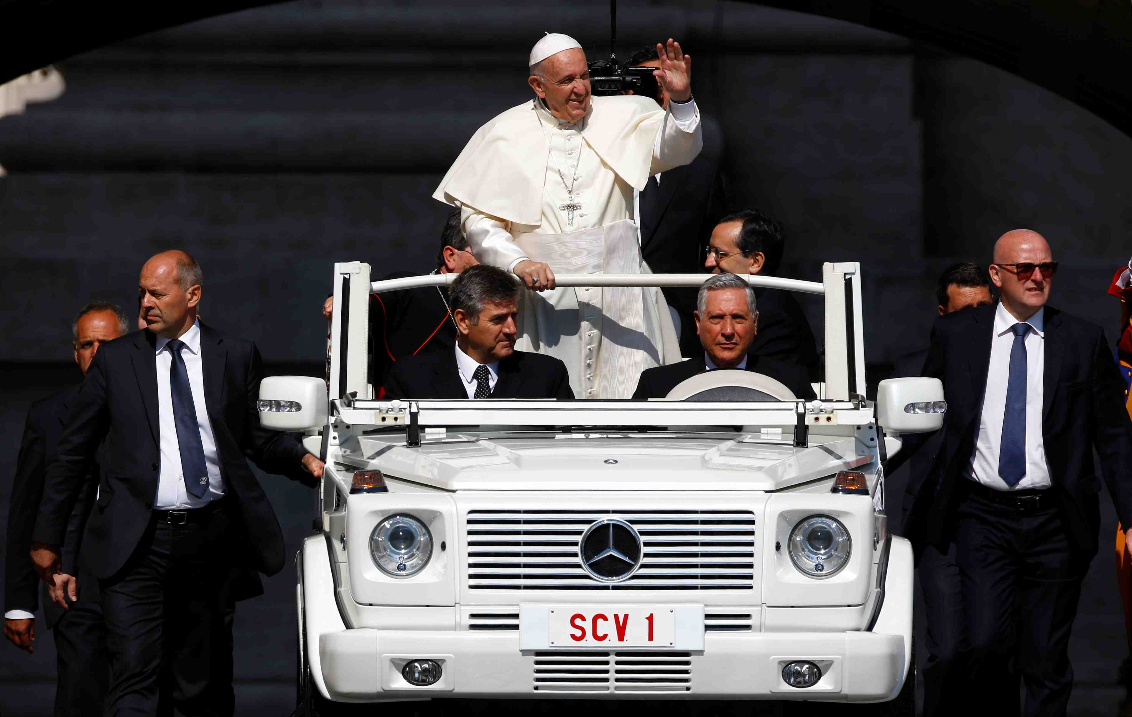 Le pape critique trump et l'europe sur l'immigration