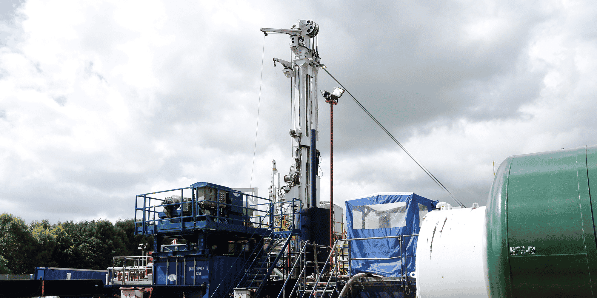 "Les travaux exploratoires visant à déterminer si le schiste peut être une nouvelle source d'énergie domestique au Royaume-Uni (...) ont désormais été suspendus - à moins que des preuves supplémentaires qu'il peut être acheminé en sécurité ici ne soient apportées", dit dans un communiqué le département des Affaires et de l'Energie.