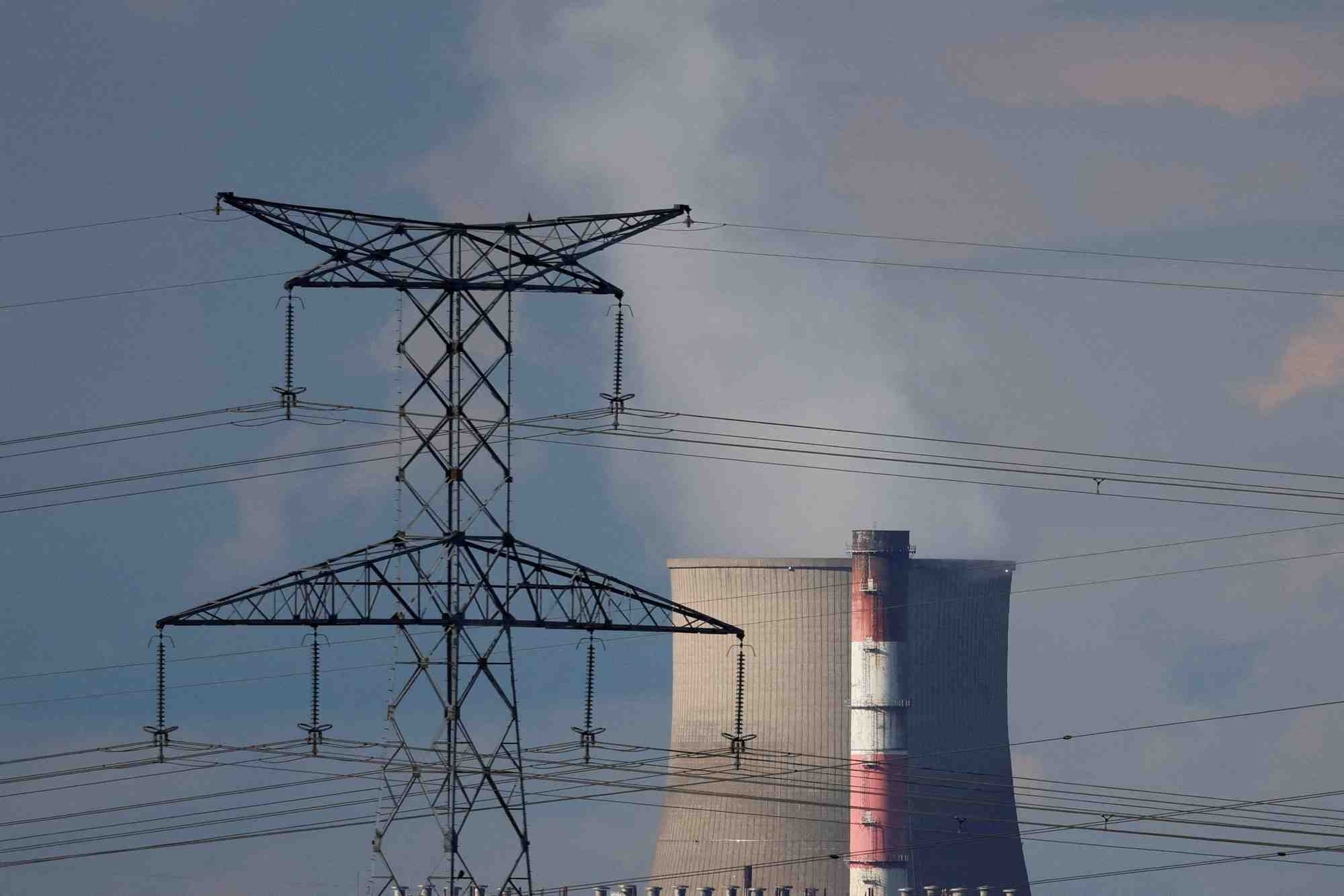 Des lignes electriques pres de la centrale d'edf a bouchain, pres de valenciennes en france