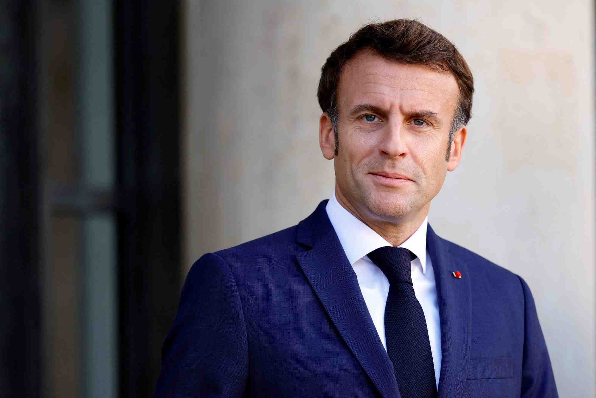 Le president francais emmanuel macron attend l'arrivee du chancelier allemand olaf scholz pour une reunion au palais de l'elysee a paris