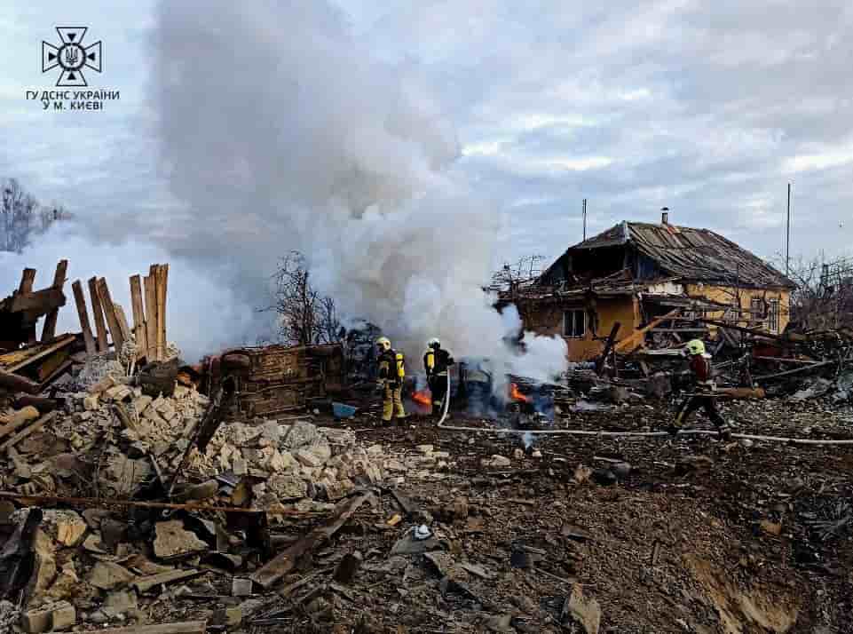 Photo d'archives de sauveteurs travaillant sur un site de maisons endommagees par un tir de missile russe, a kiev
