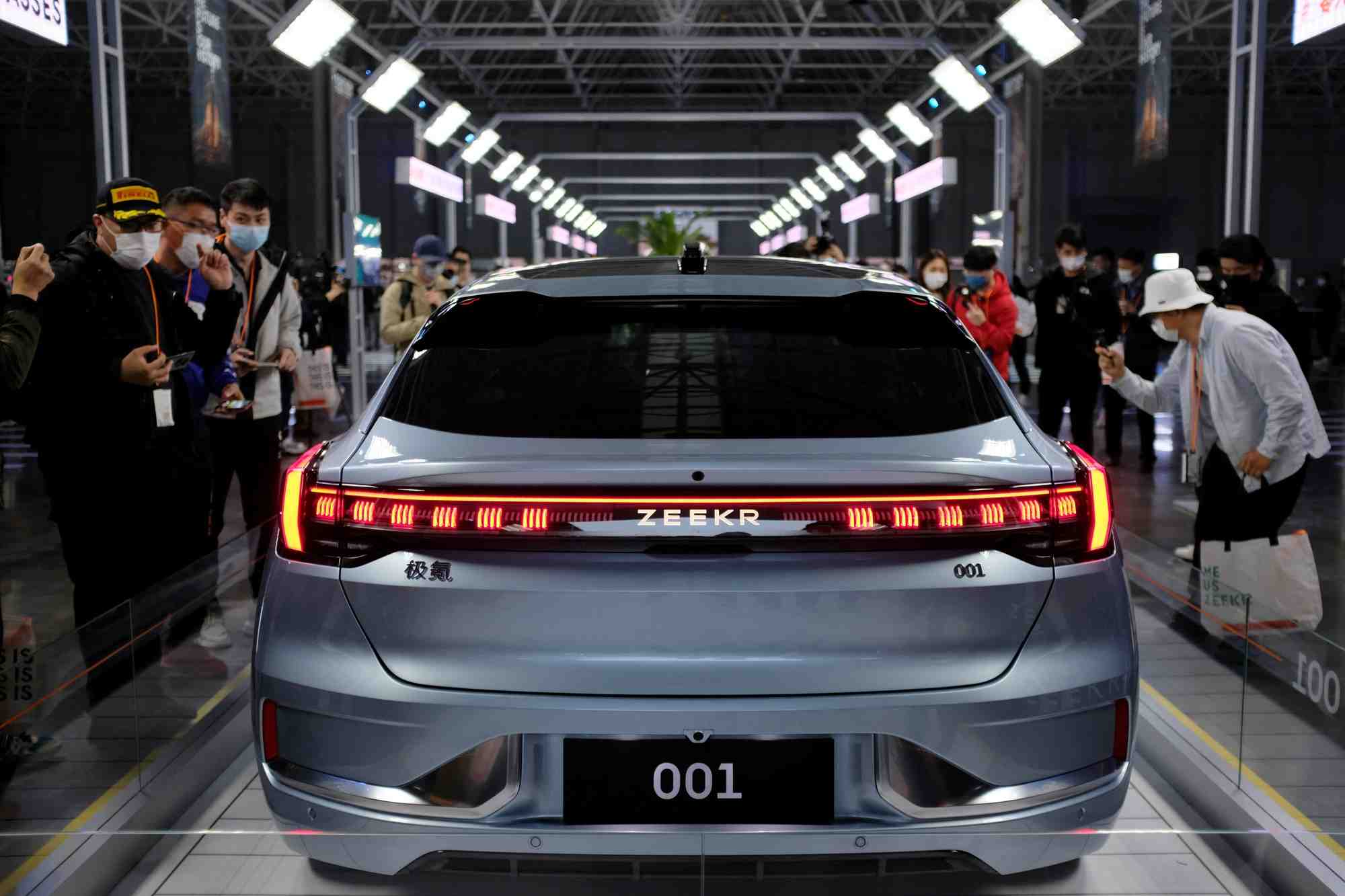 Des visiteurs examinent le zeekr 001, un modele de la nouvelle marque zeekr de geely, dans l'usine de ningbo