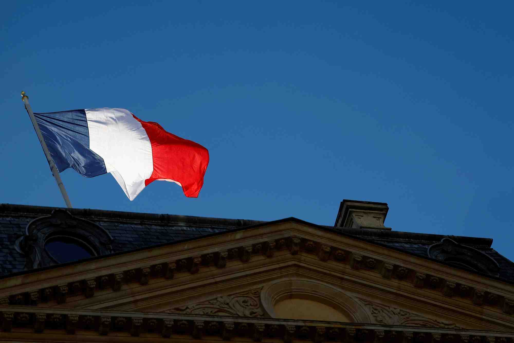 Un drapeau francais au-dessus du palais de l'elysee