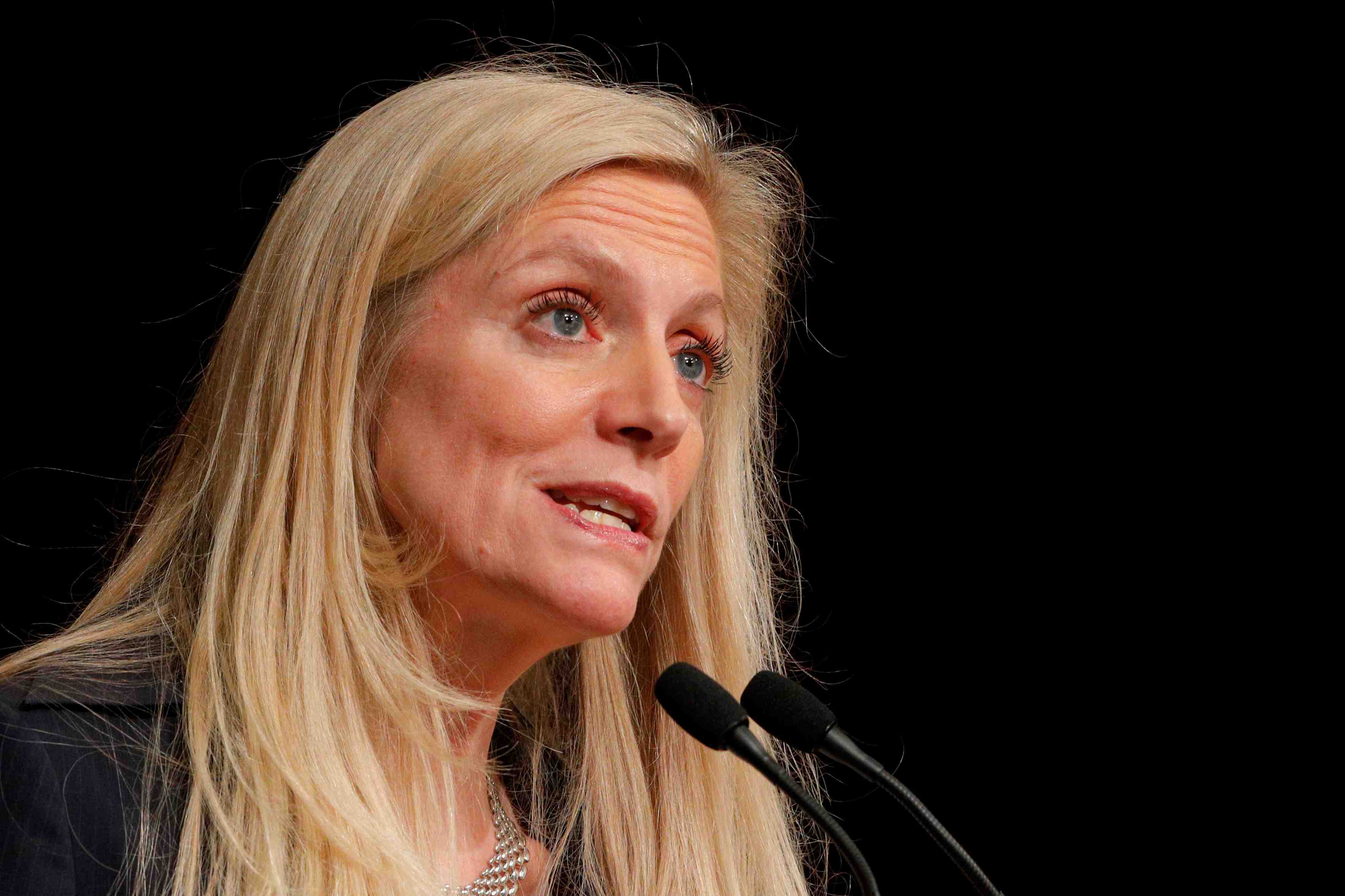 La fed devrait etudier un ciblage des taux longs, dit brainard
