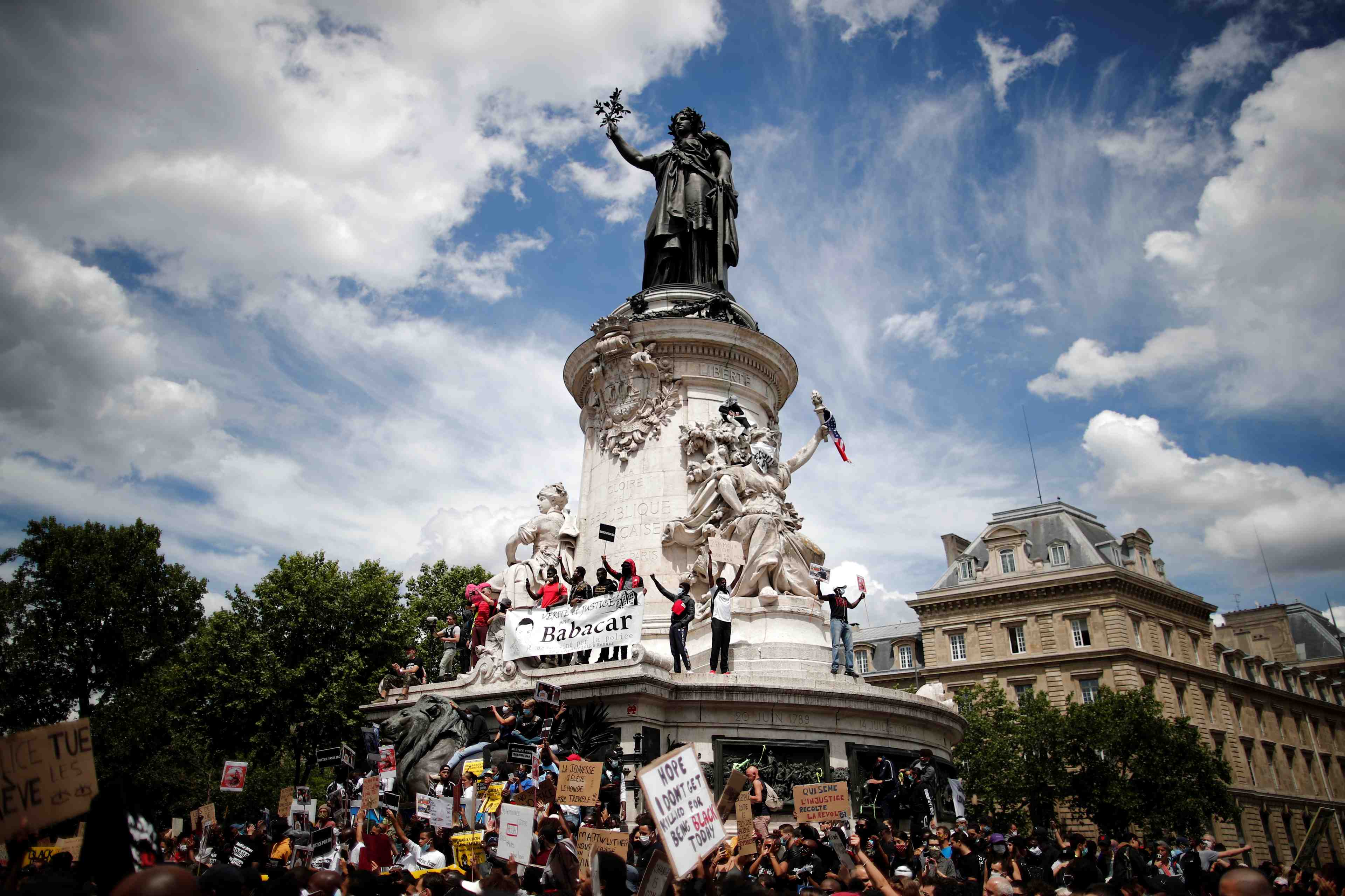Plusieurs milliers de personnes reunies a paris contre le racisme