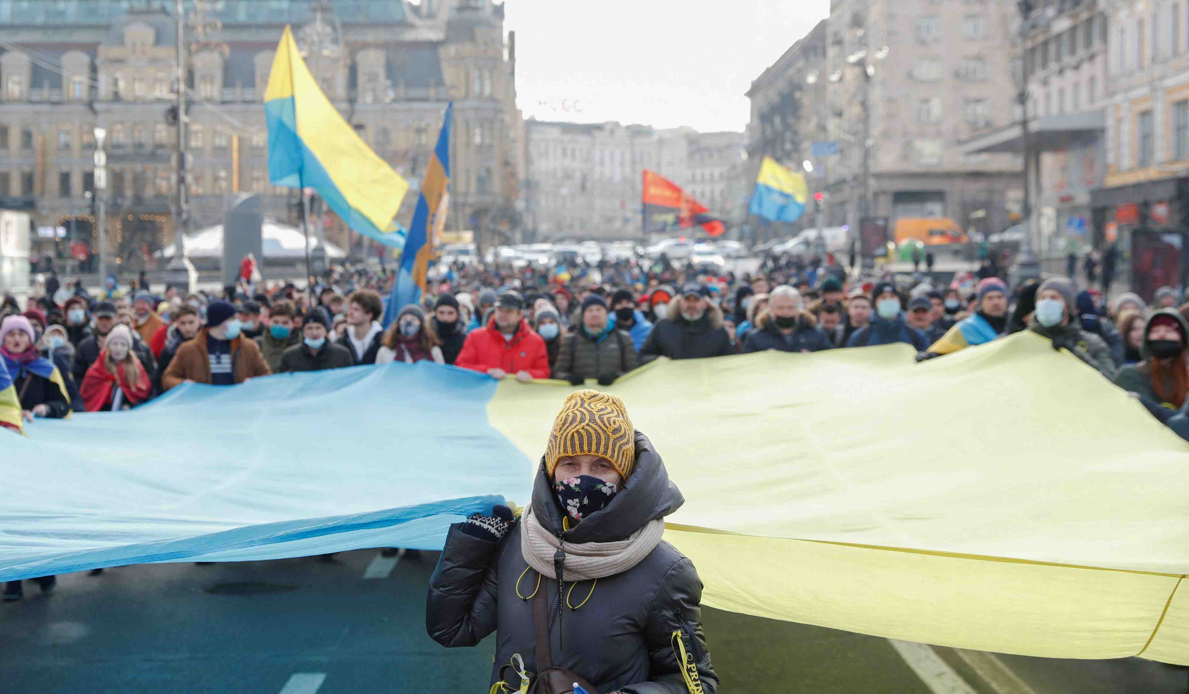 Des milliers d'ukrainiens defilent a kiev pour afficher leur unite