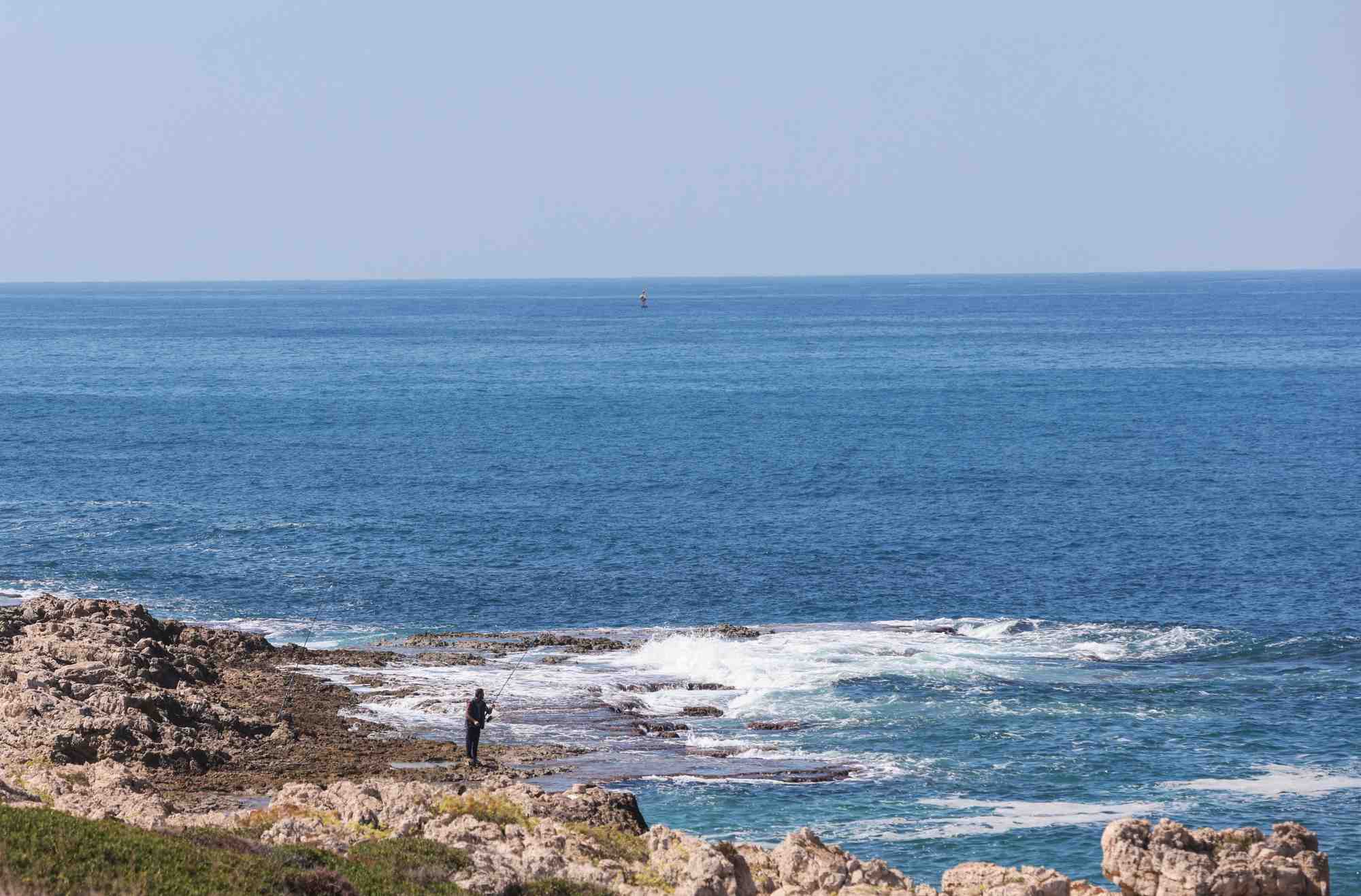 Un pecheur a naqoura, pres de la frontiere libano-israelienne, au sud du liban