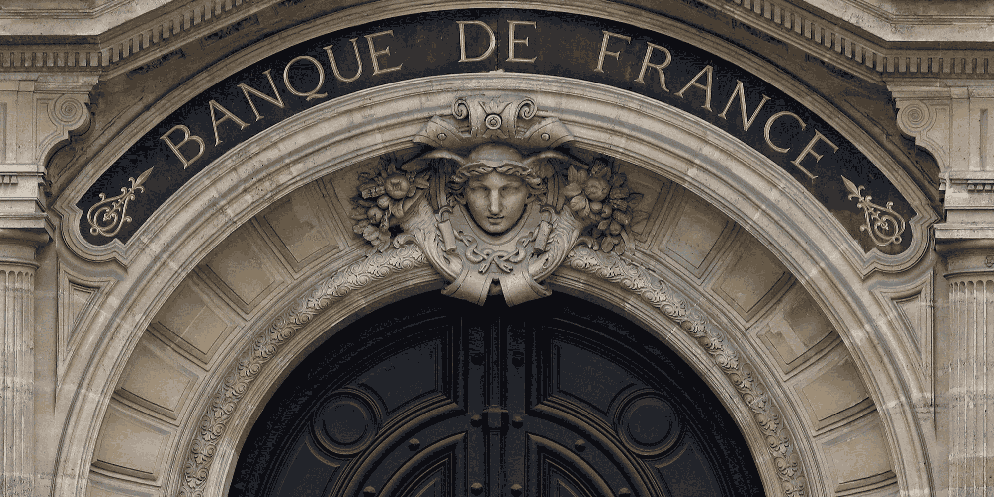 La Banque de France table désormais sur une croissance du produit intérieur brut (PIB) de la France de +0,8% en 2023, contre +0,9% jusqu'ici.