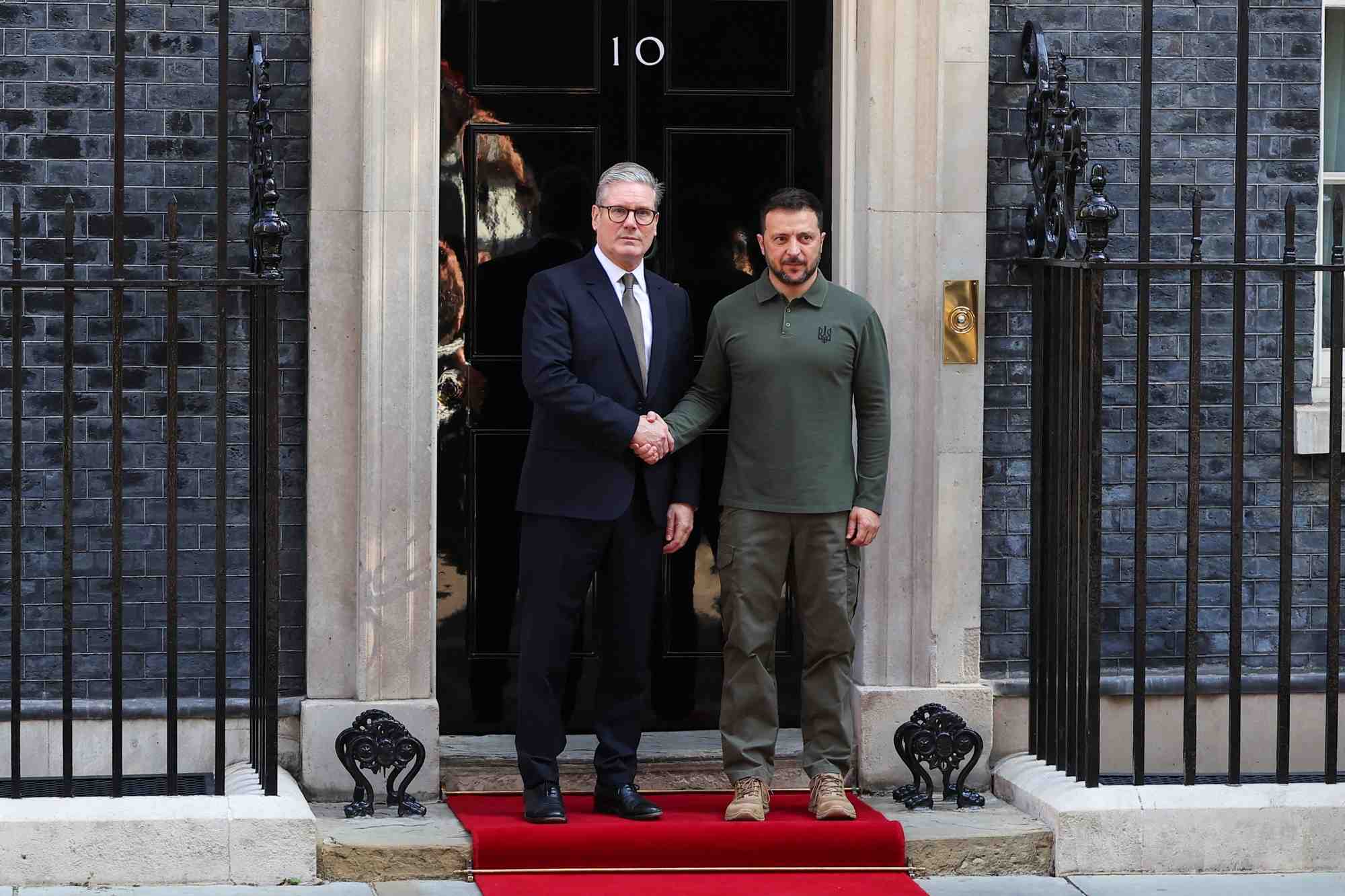 Volodymyr zelensky et keir starmer a l'exterieur du 10 downing street