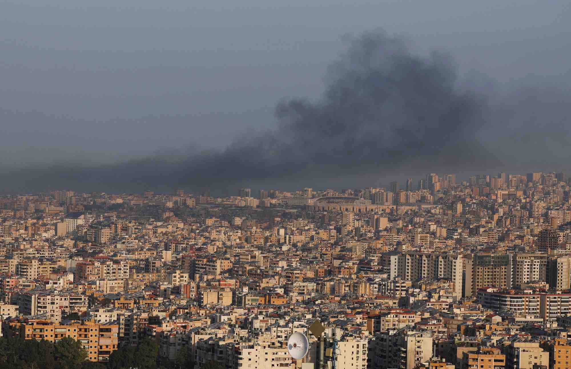 Des fumees s'elevent au-dessus de la banlieue sud de beyrouth apres une frappe israelienne