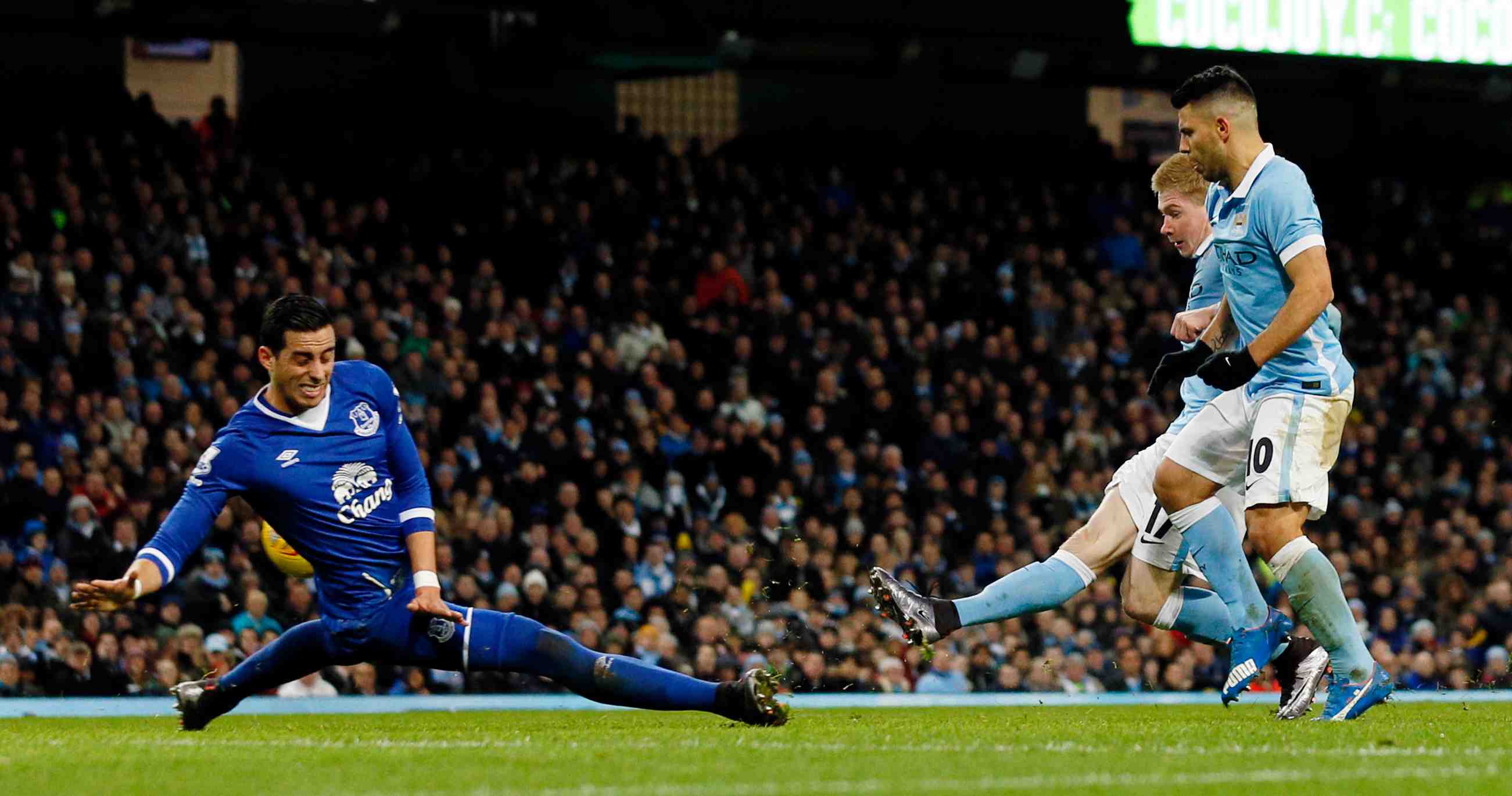 Manchester city renverse everton et se qualifie pour la finale