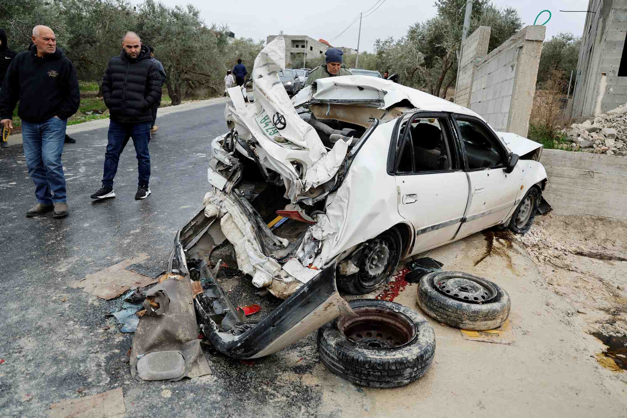Une voiture endommagee ou deux activistes palestiniens ont ete tues lors d'une operation israelienne, pres de djenine