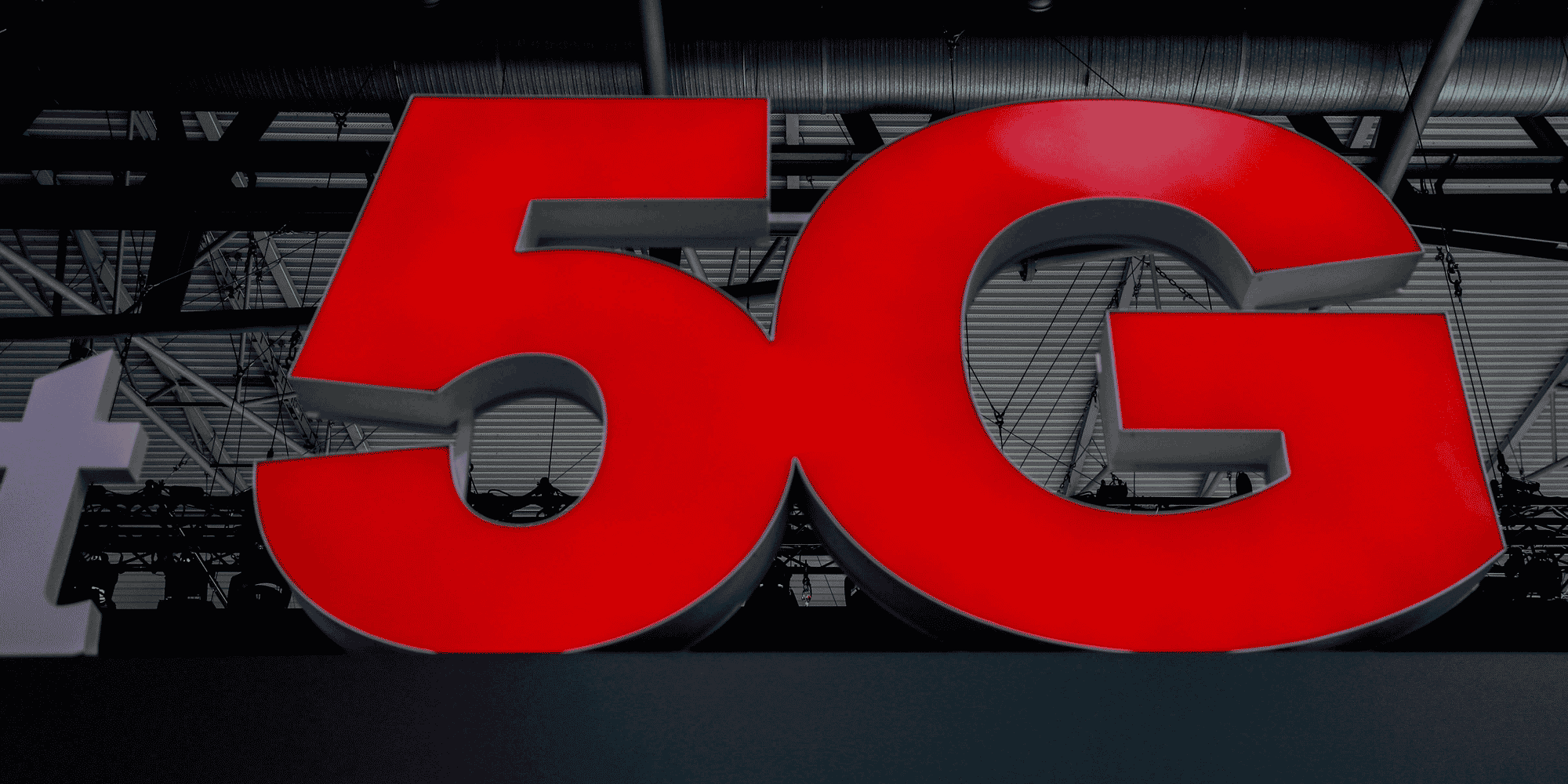 Des industriels ont exprimé la crainte que la bataille à quatre opérateurs ne gonfle les coûts et compromette leur capacité à investir les milliards nécessaires à la construction des réseaux 5G, comme ce fut le cas lors de coûteuses enchères en Italie l'année dernière.