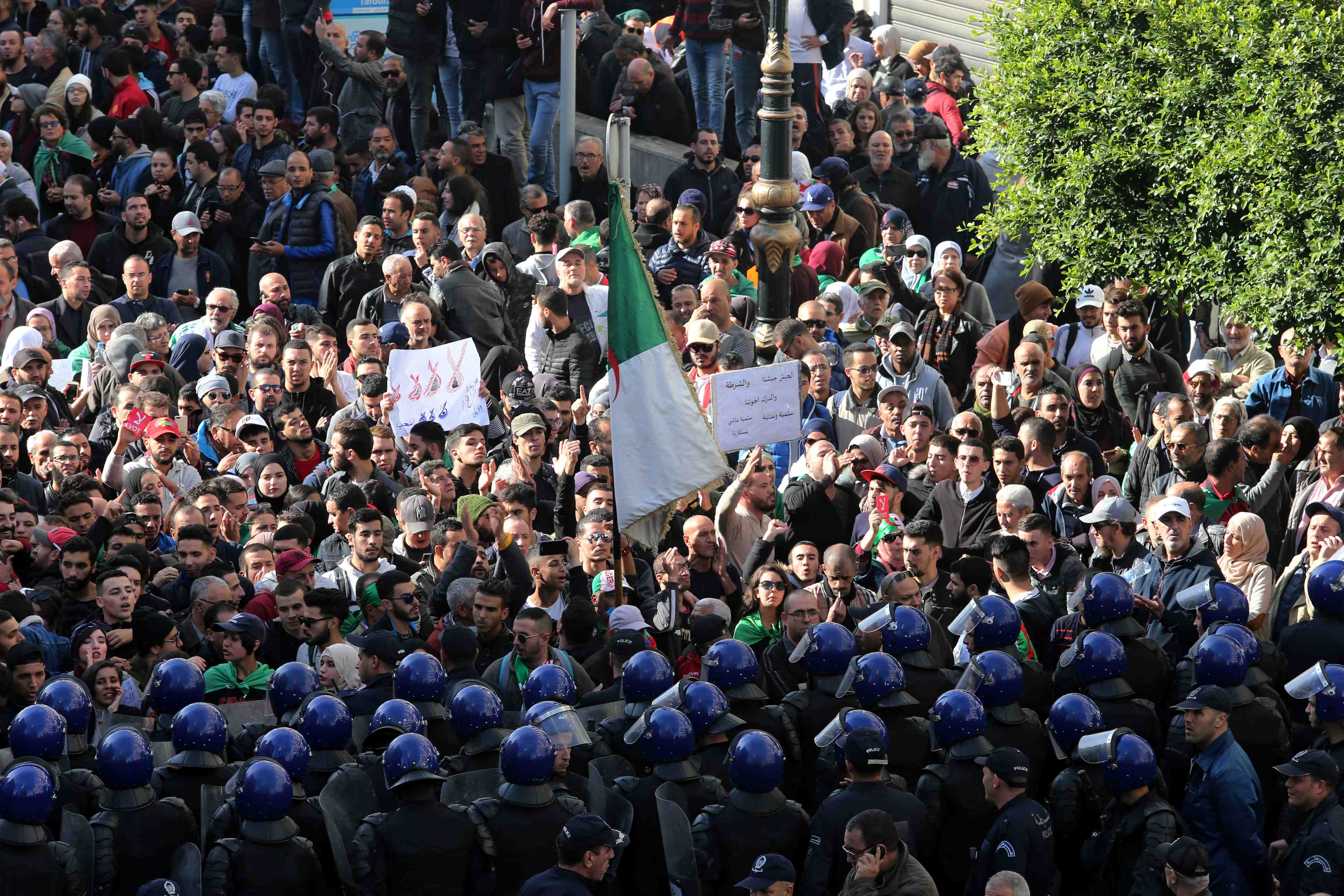 Algerie: les bureaux de vote ouvrent pour une presidentielle rejetee par la contestation