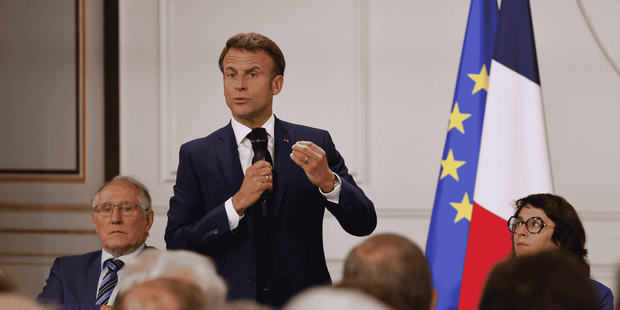 Dans l'après-midi du 4 juillet, le président de la République (au centre) a reçu, à l'Elysée, 302 maires, dont Patrick Jarry (à gauche), maire (ex-PCF) de Nanterre, commune où a été tué le jeune Nahel. (Photo d'illustration).