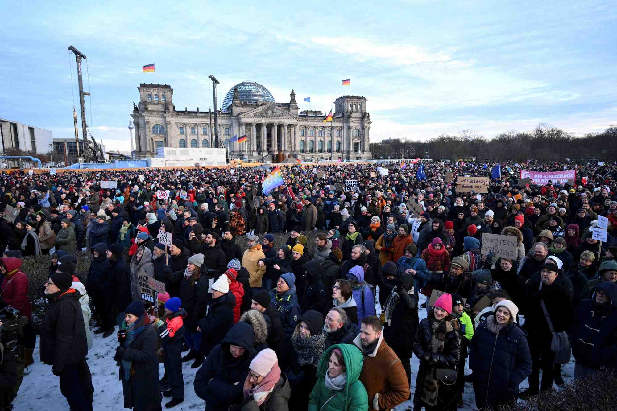 Des manifestants contre l'extreme droite allemande se sont reunis devant le reichstag, a berlin