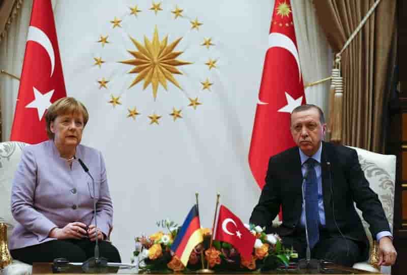A ankara, merkel defend la liberte d'opinion