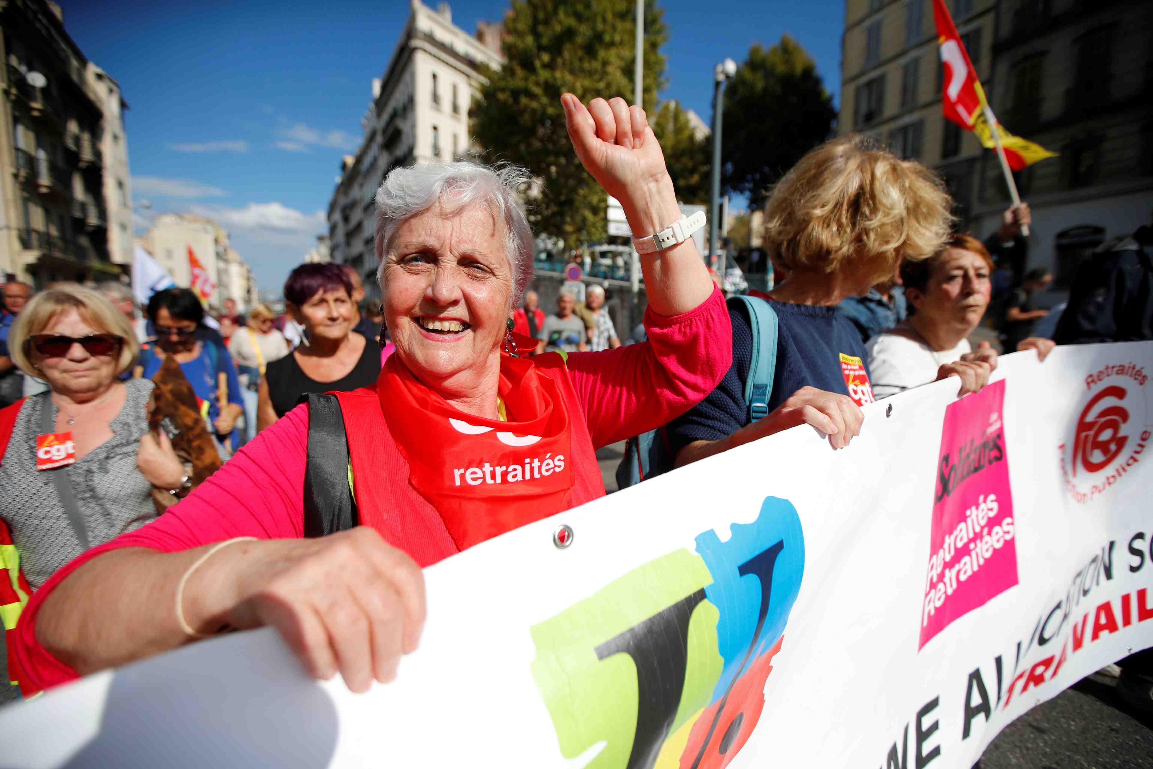 Les syndicats pressent macron de "sortir du bois" sur les retraites