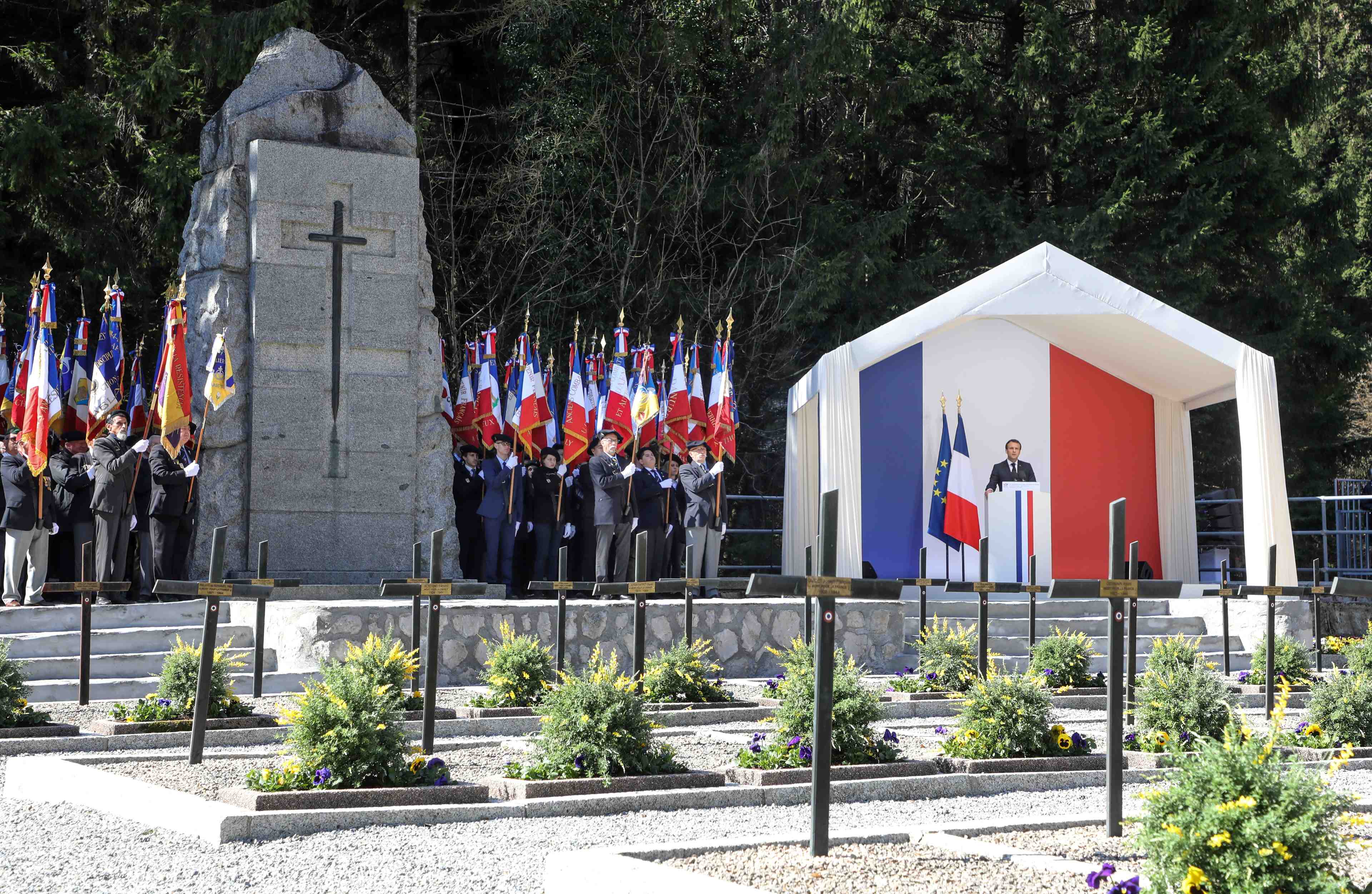 Macron rend hommage aux "lecons" des resistants des glieres