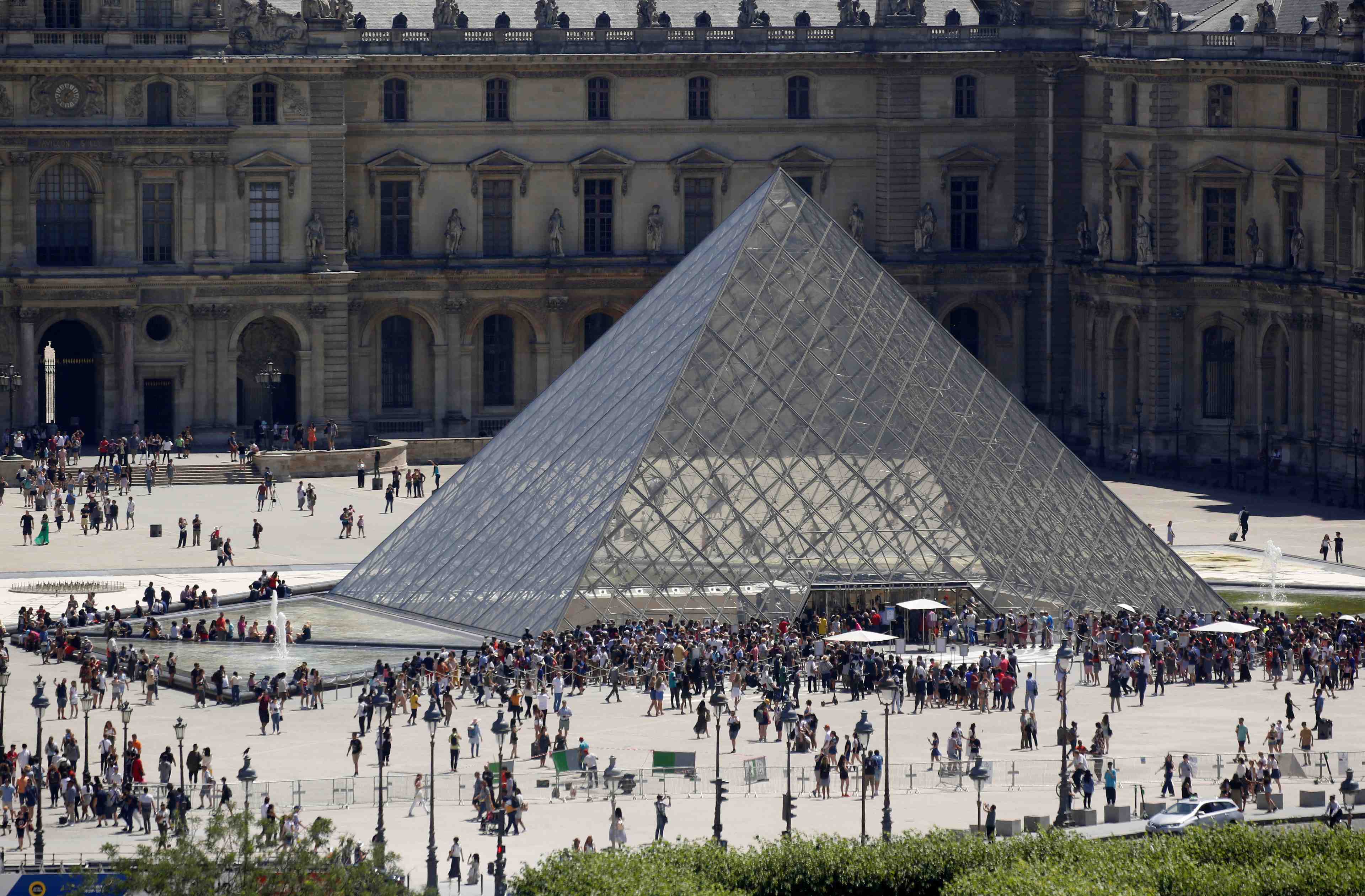 Les journees du patrimoine ont attire plus de 12 millions de visiteurs en france