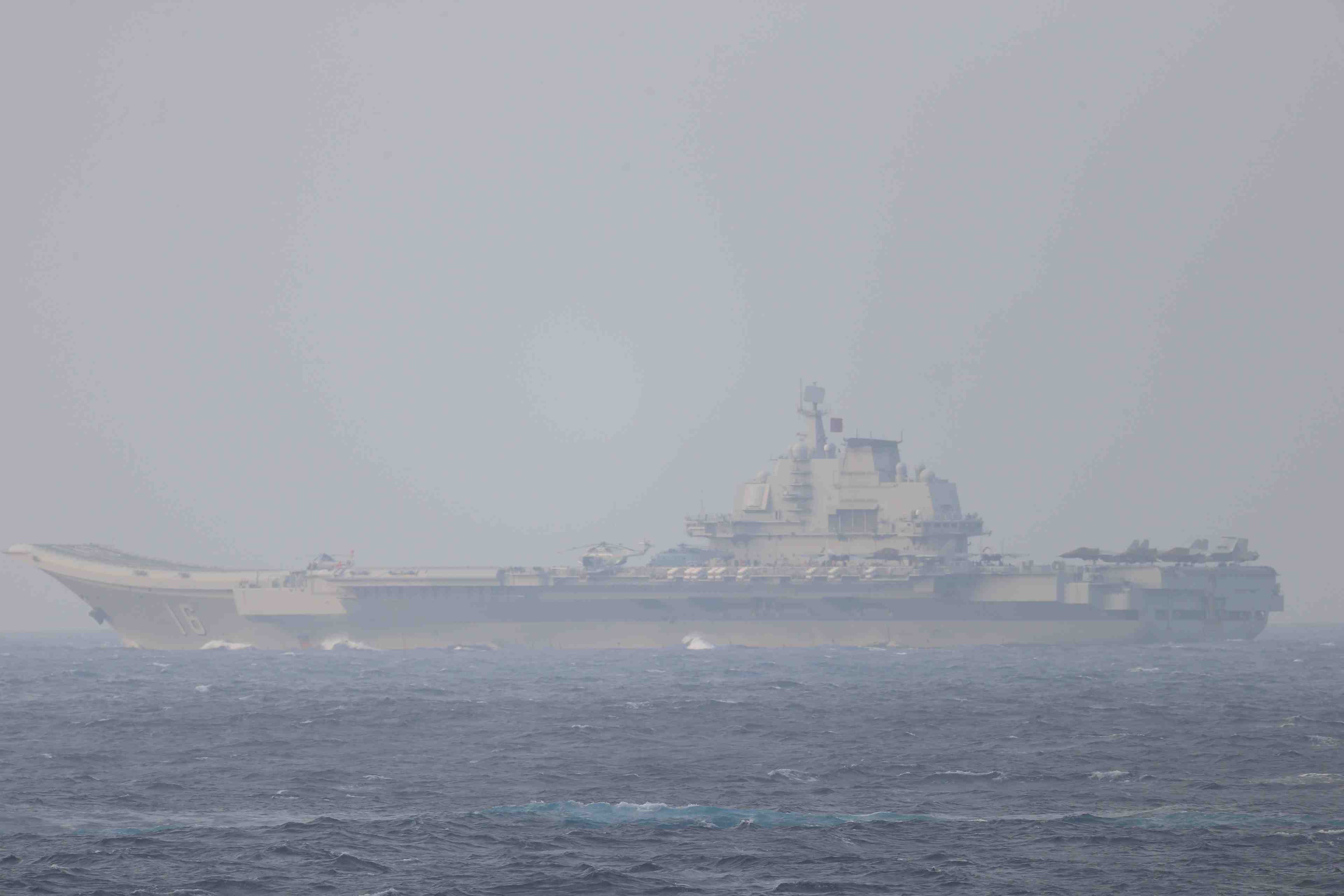 Un groupe aeronaval chinois mene des exercices pres de taiwan, dit pekin