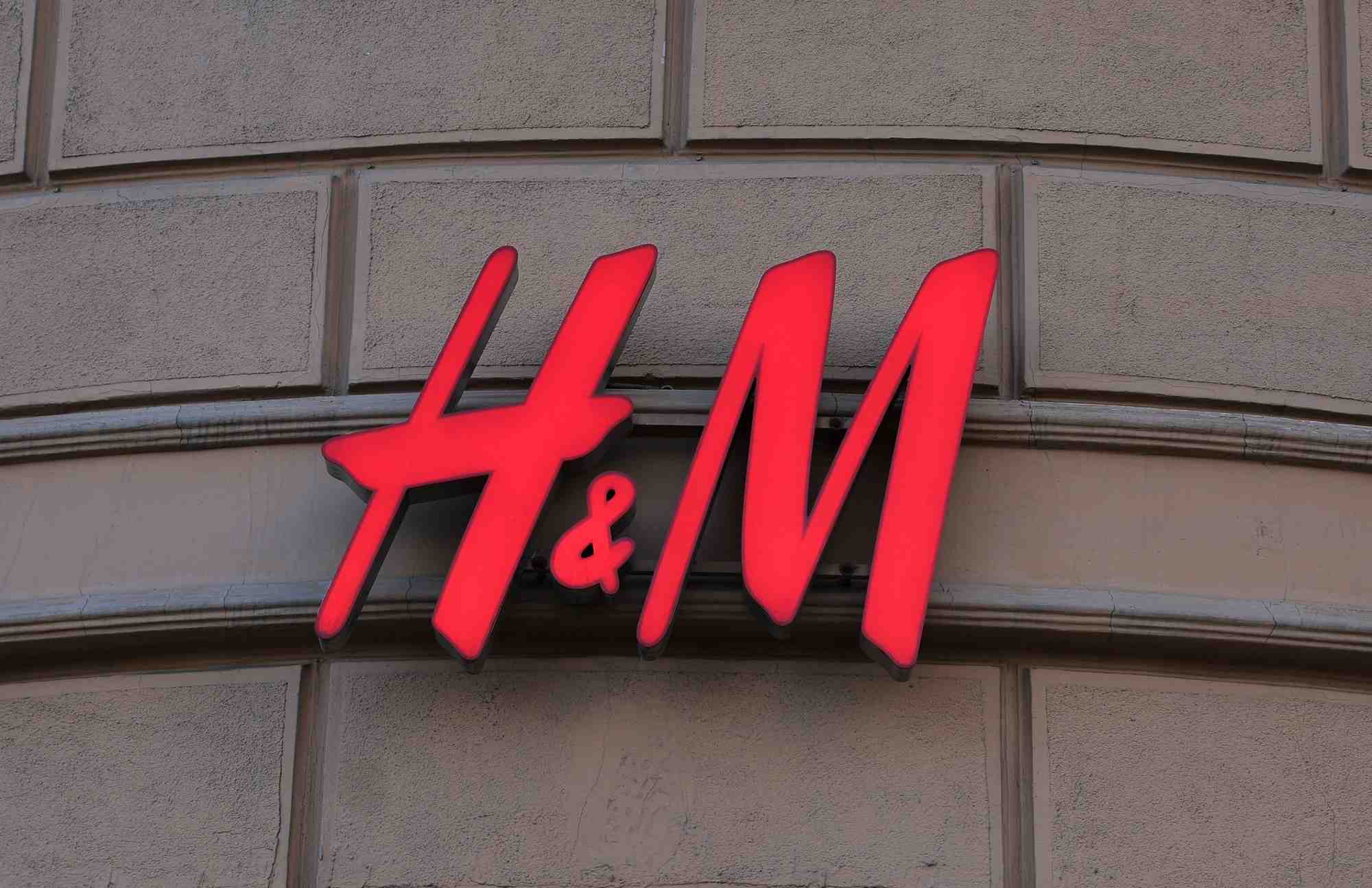 Le logo de h&m est expose a l'exterieur d'un magasin a moscou