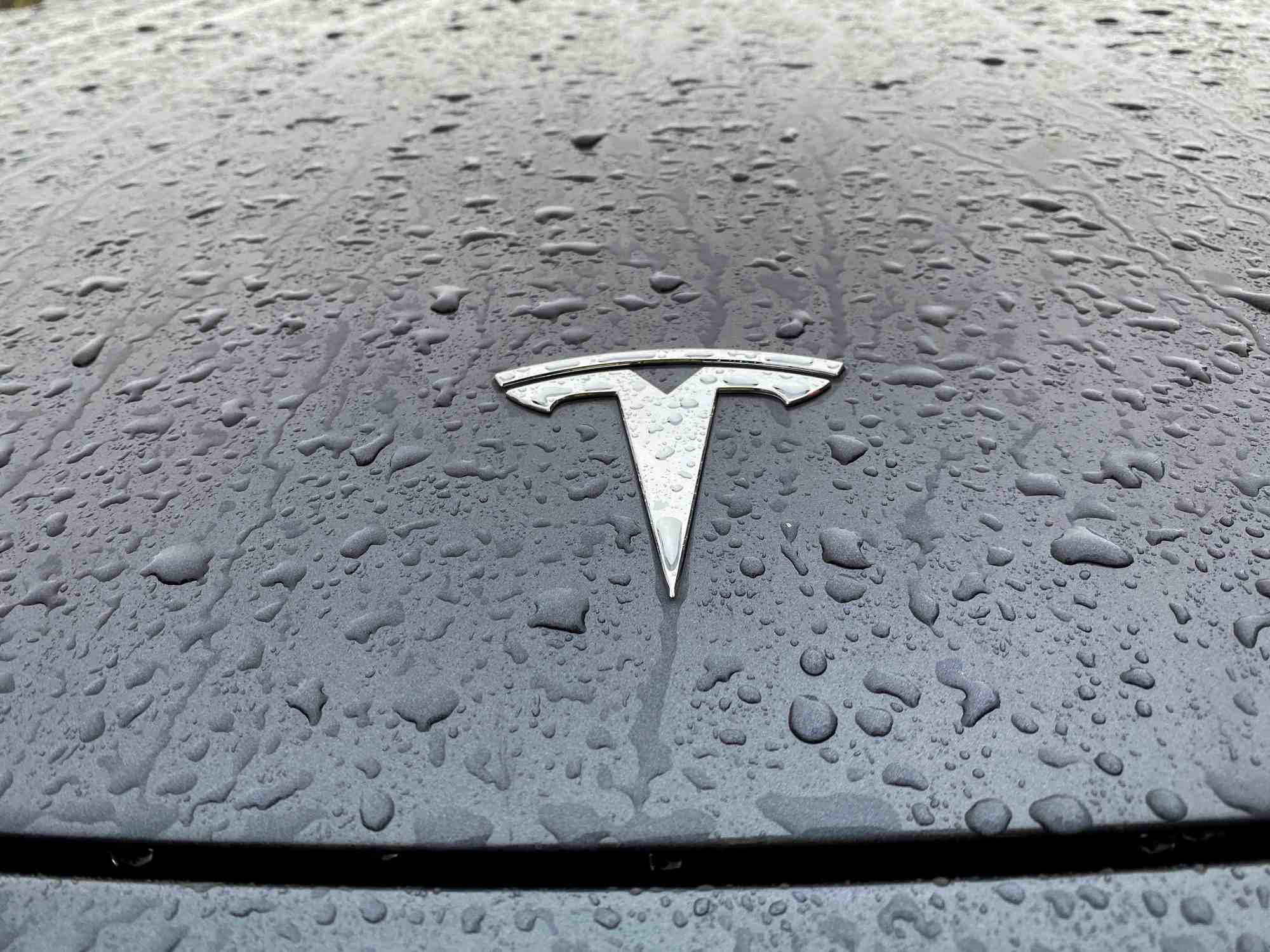 Des gouttes de pluie sur une voiture tesla a oslo, norvege