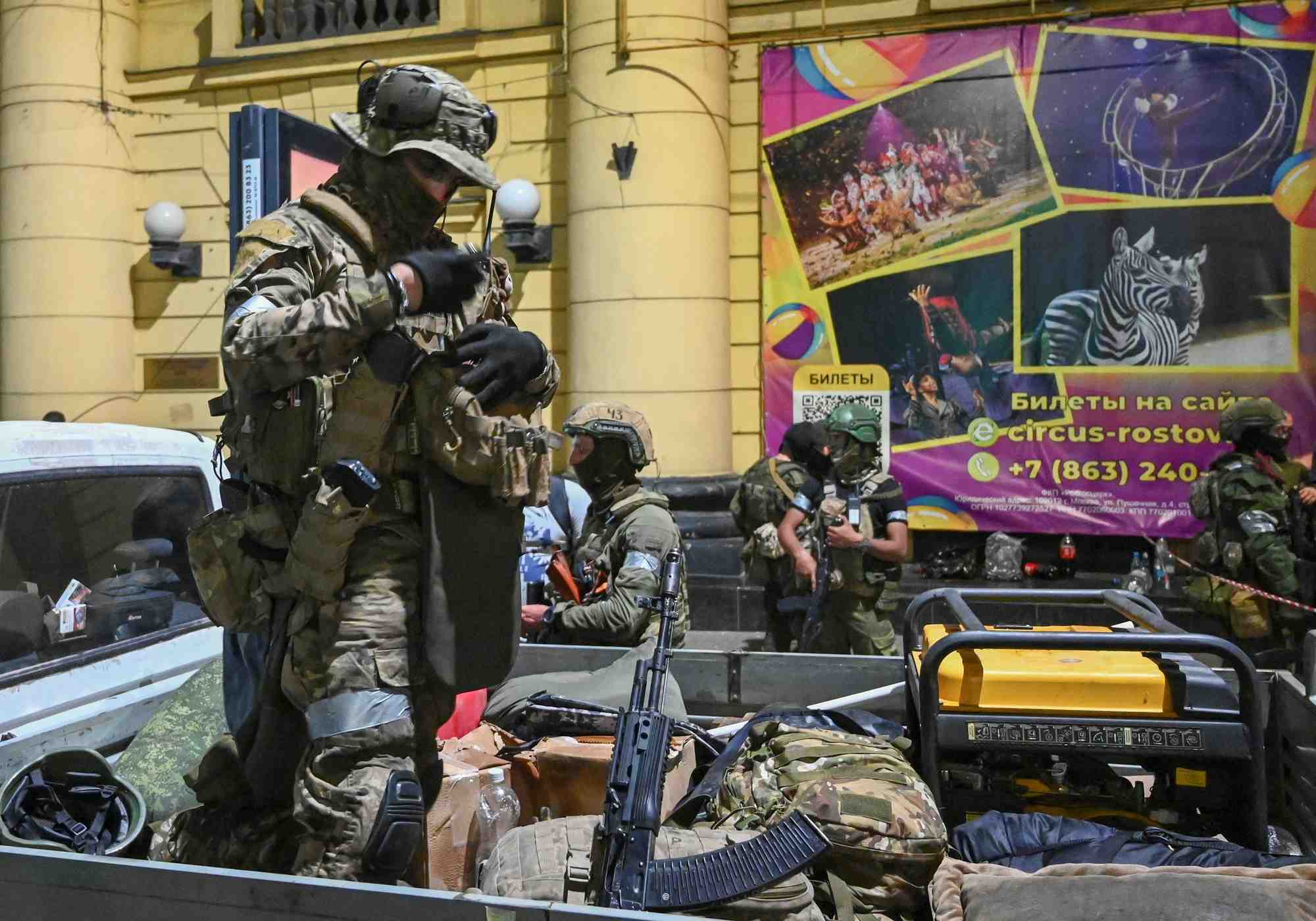 Les soldats du groupe wagner quittent la ville de rostov-sur-le-don