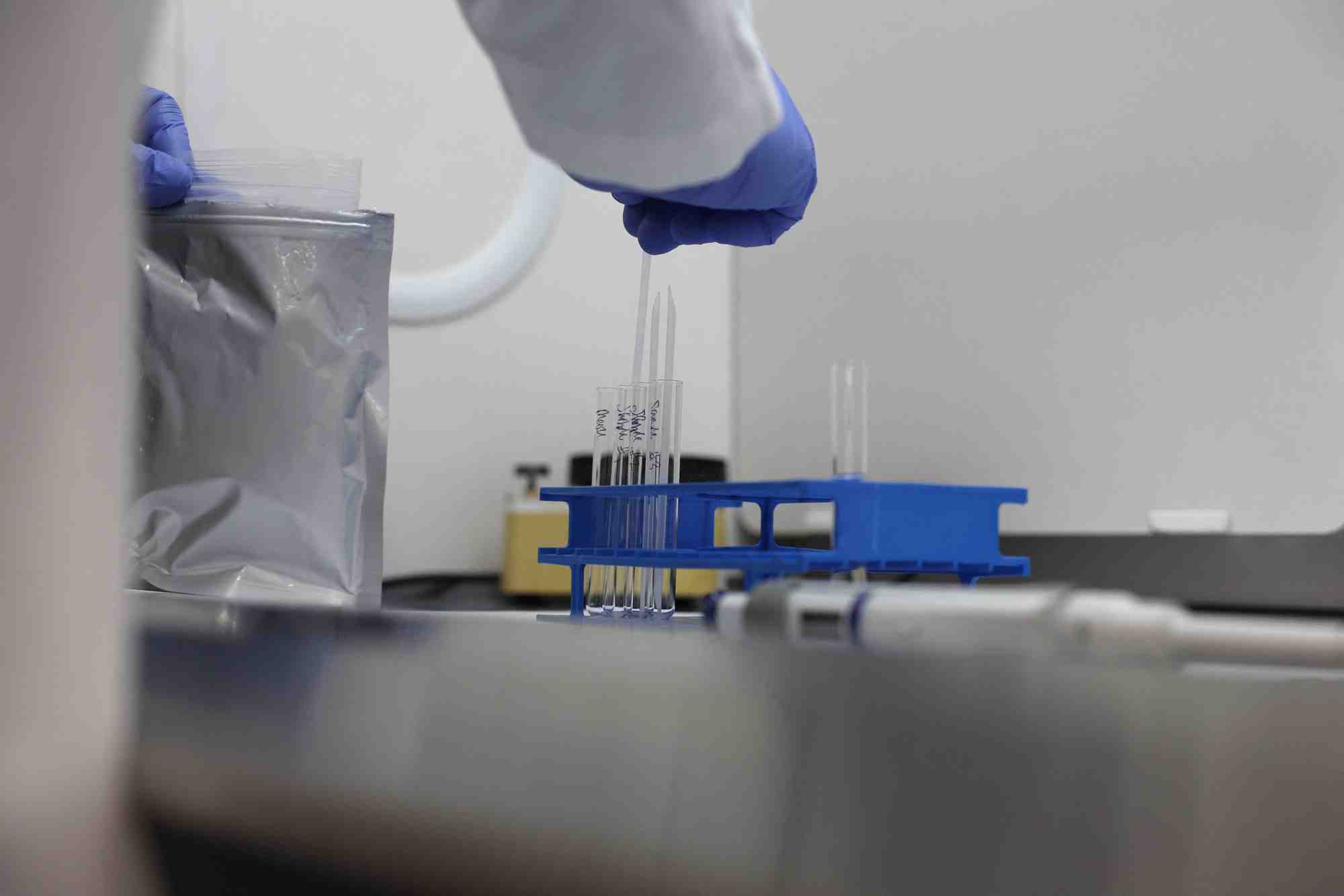 Un homme teste divers produits chimiques dans un laboratoire en pennsylvanie
