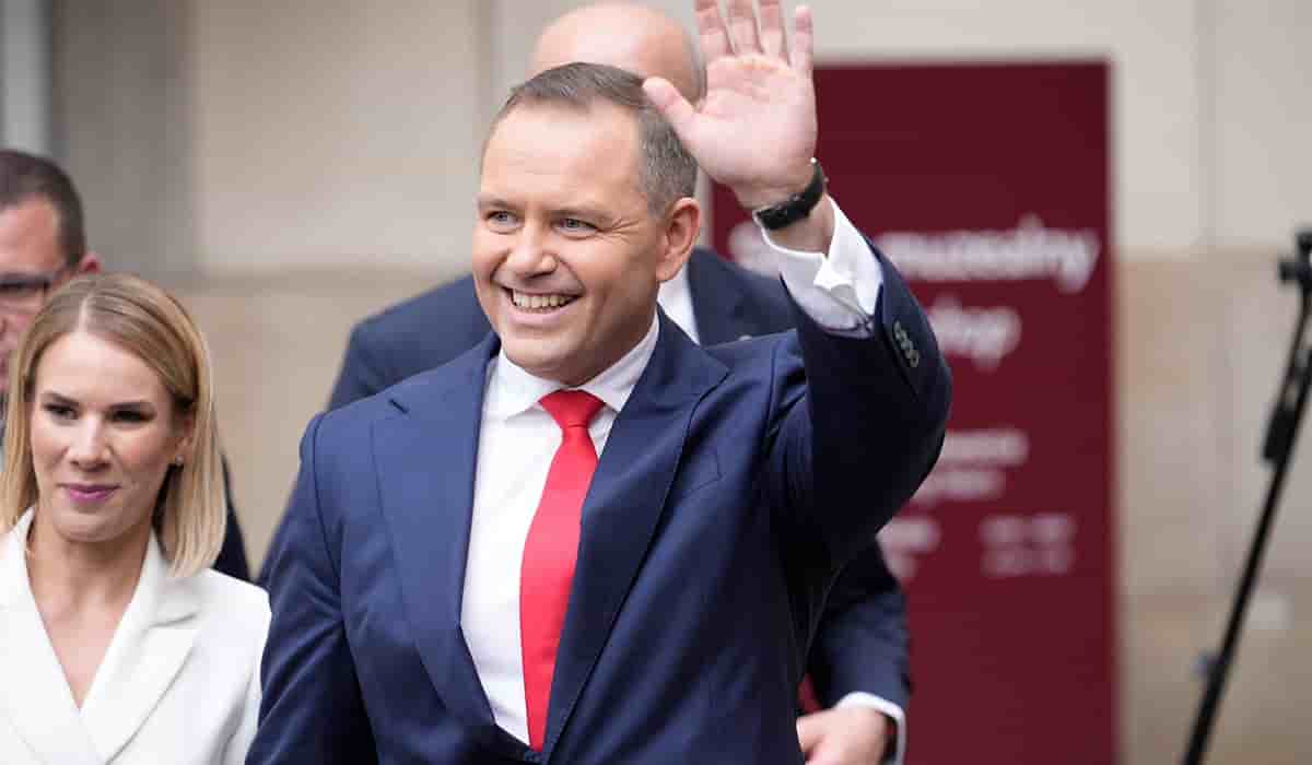 Le président élu Karol Nawrocki salue ses fans et ses supporters après la cérémonie de remise des diplômes sur la place du Château Royal à Varsovie, en Pologne, le 11 juin 2025.