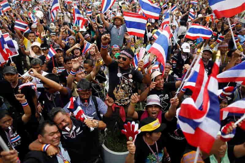 L'opposition encercle les ministères en Thaïlande