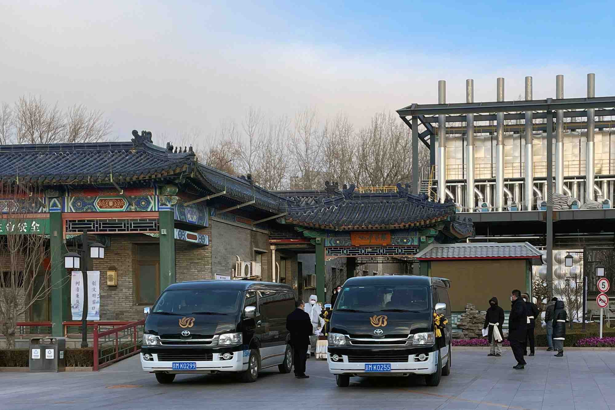 Des ouvriers dans un salon funeraire a pekin